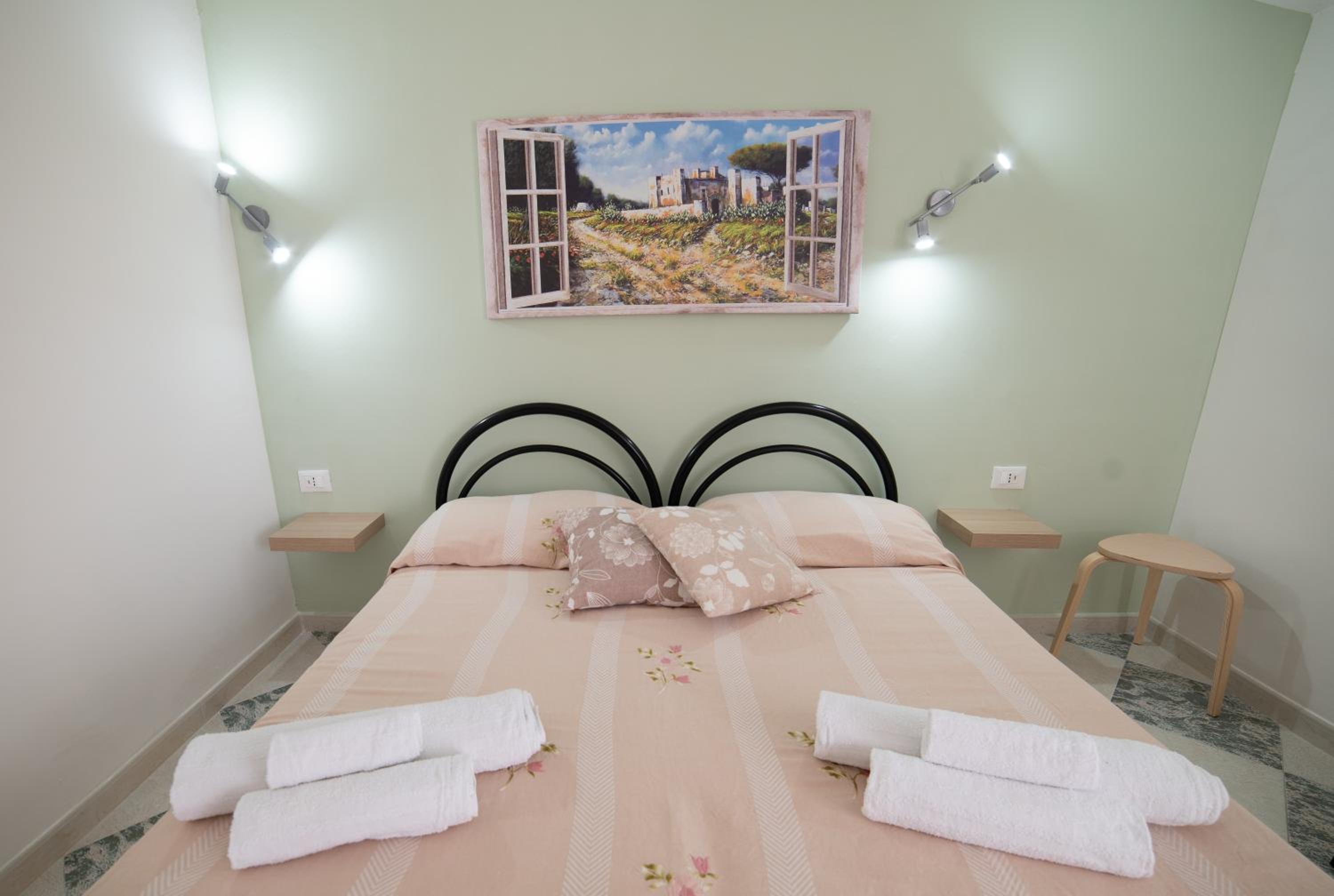 Double Room with Balcony - Photo 7