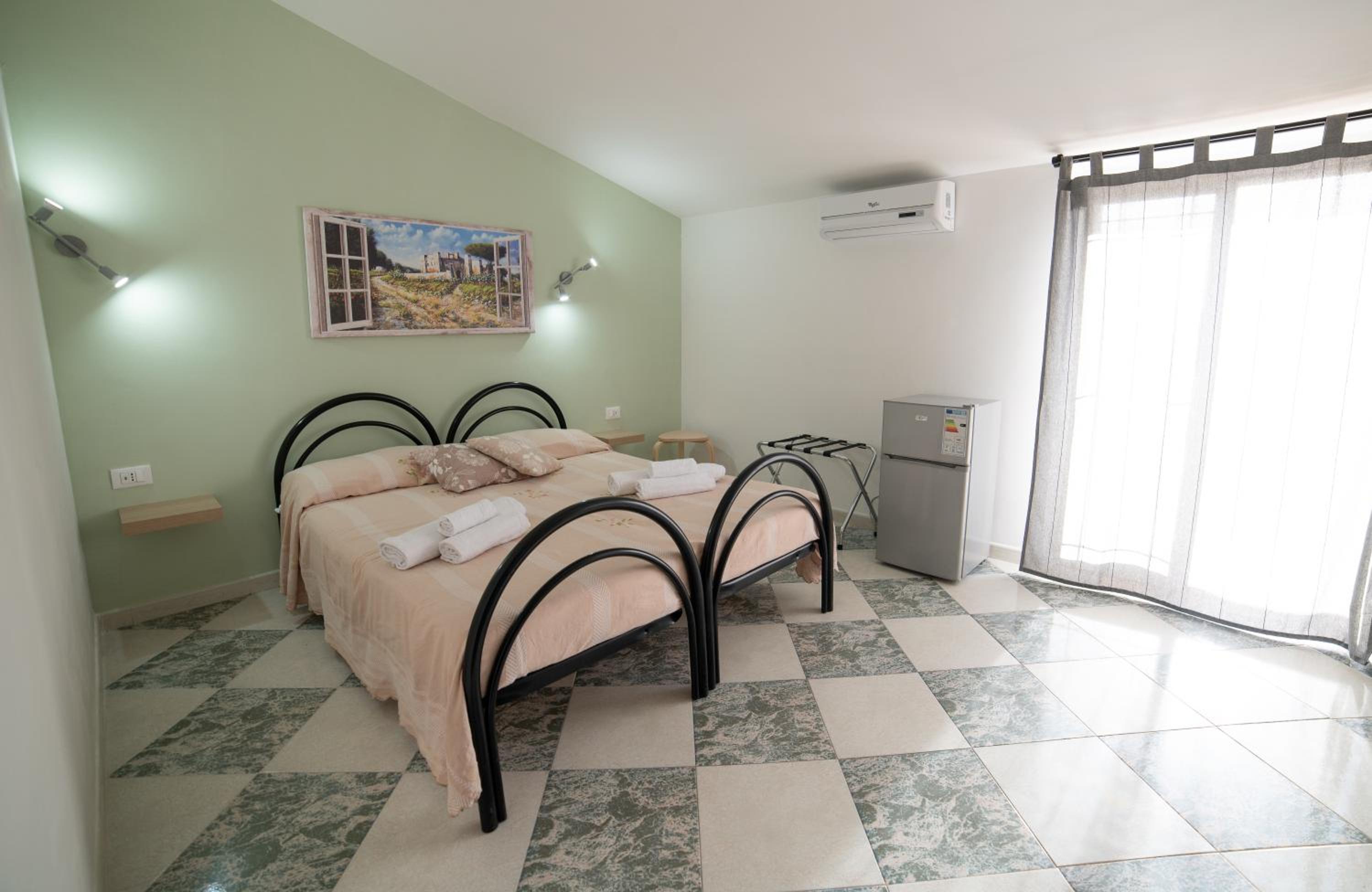 Double Room with Balcony - Photo 6