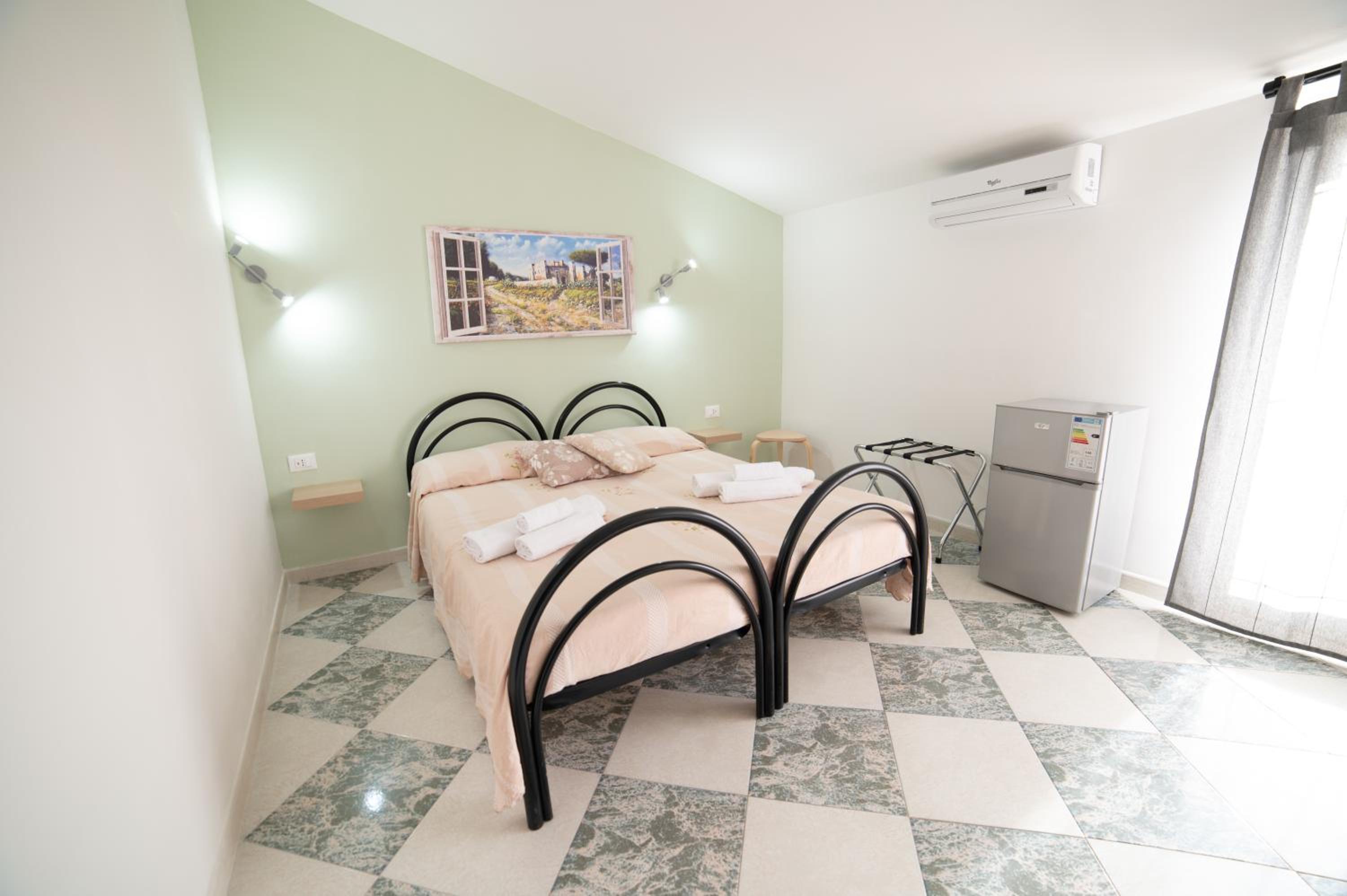 Double Room with Balcony - Photo 8
