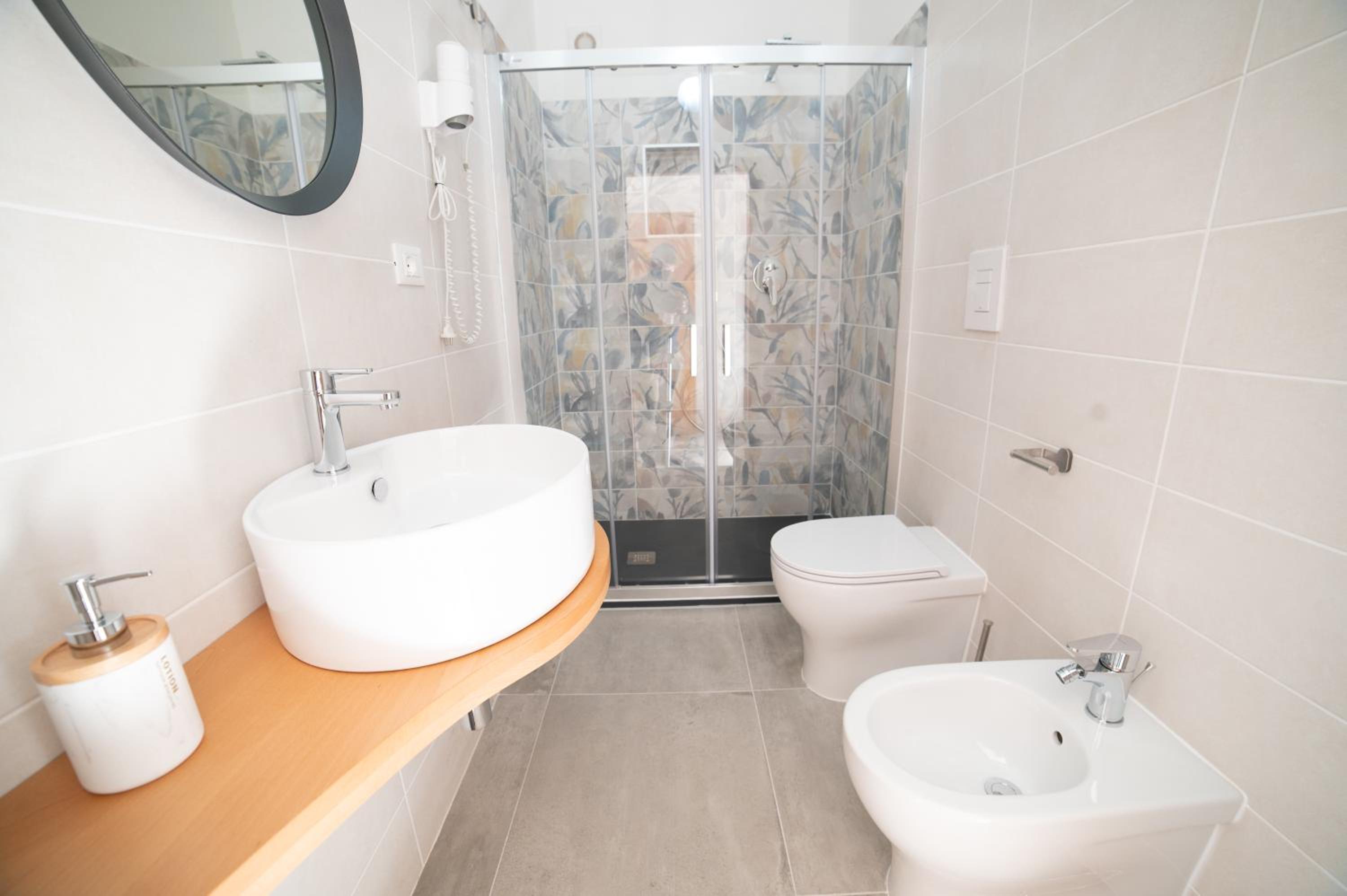 Double Room with Balcony - Photo 4