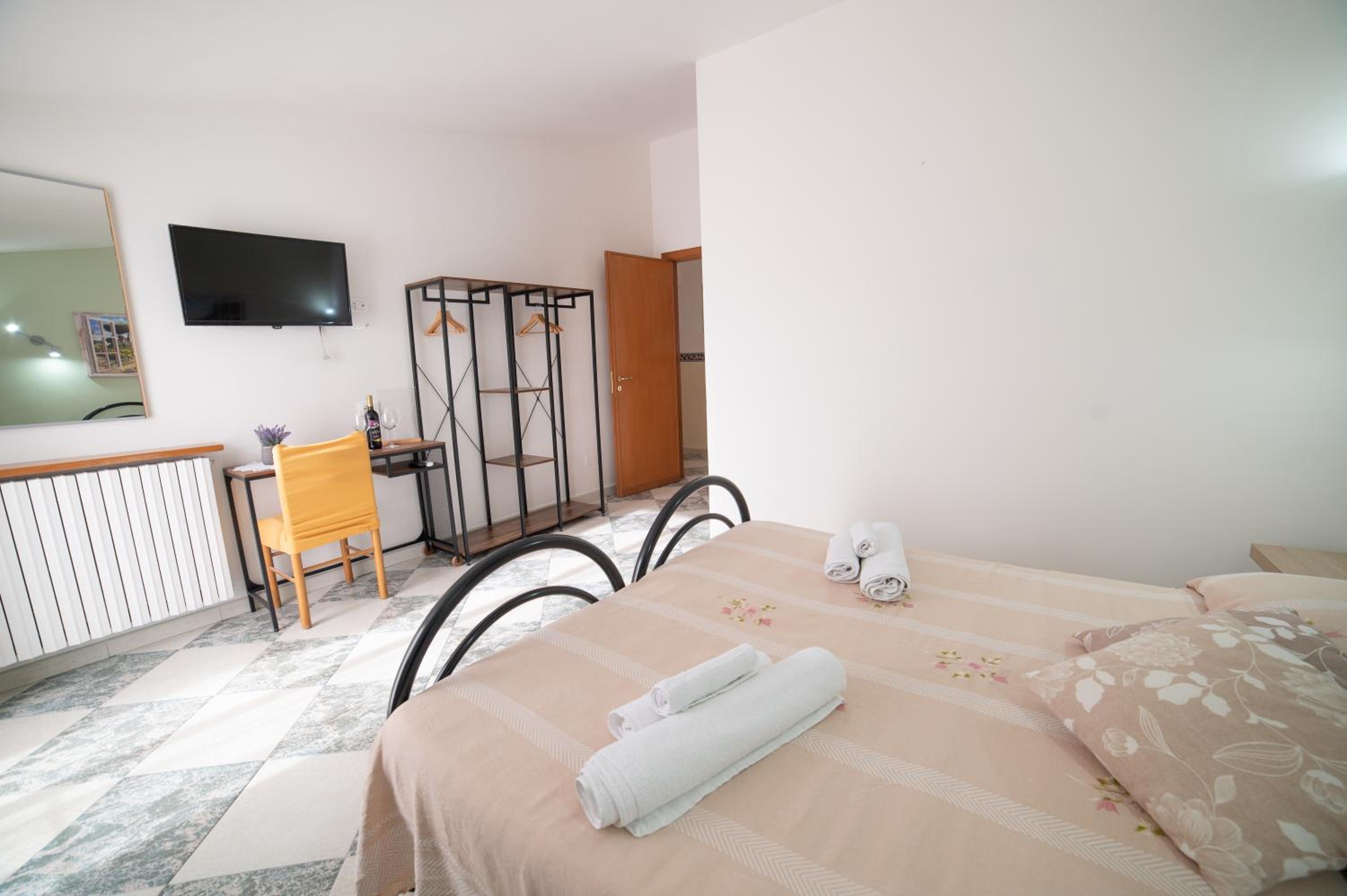 Double Room with Balcony - Photo 9