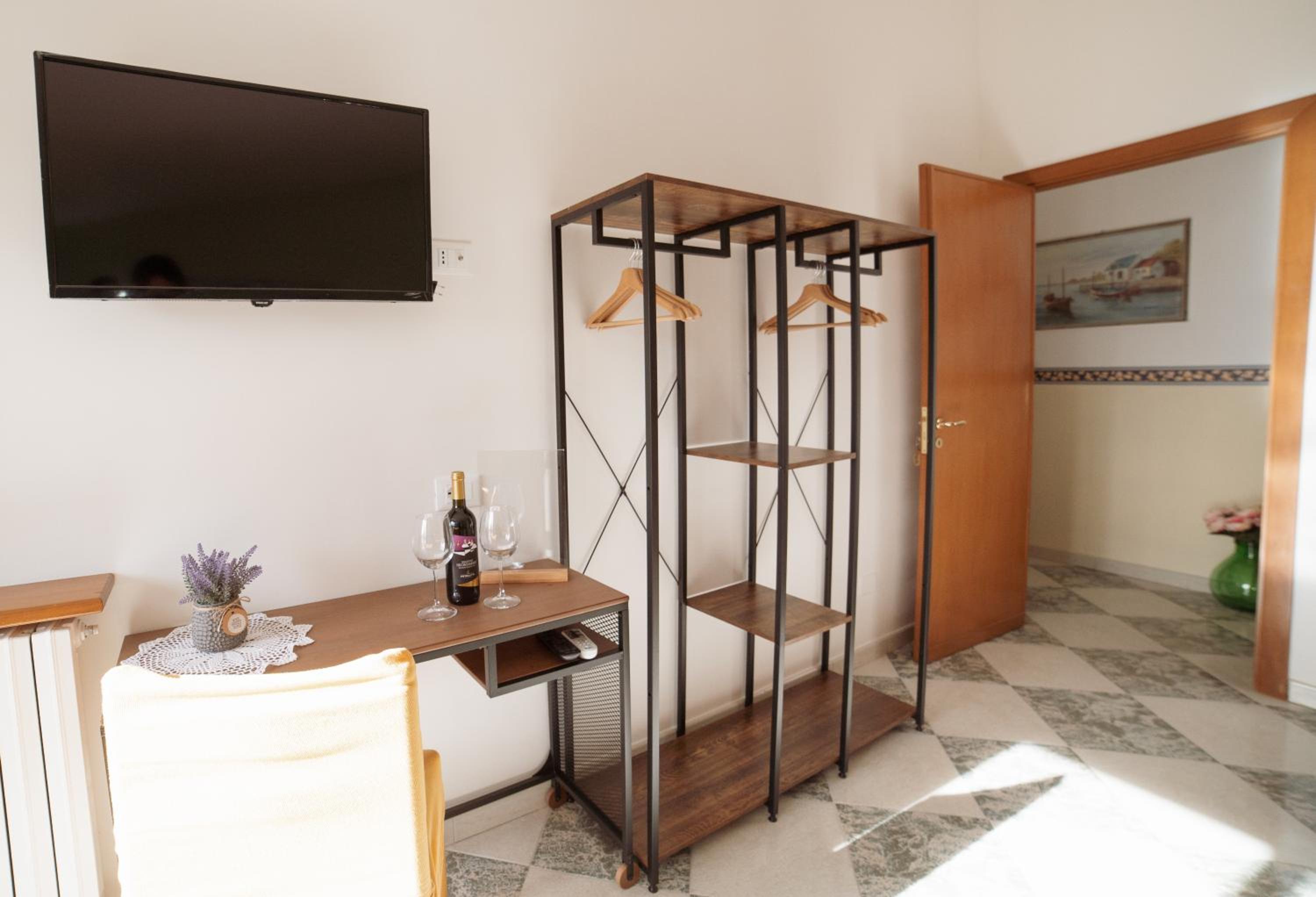 Double Room with Balcony - Photo 10