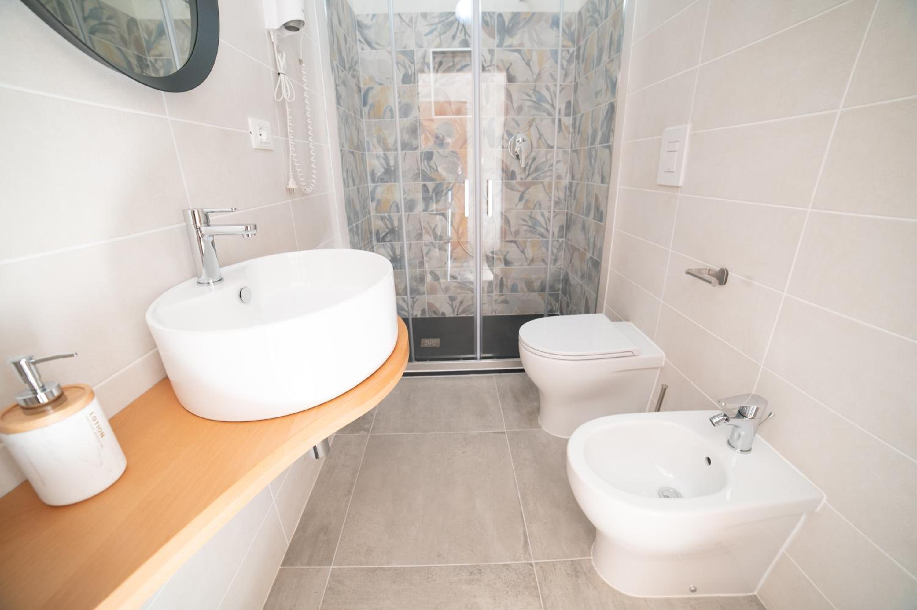 Double Room with Balcony - Photo 3