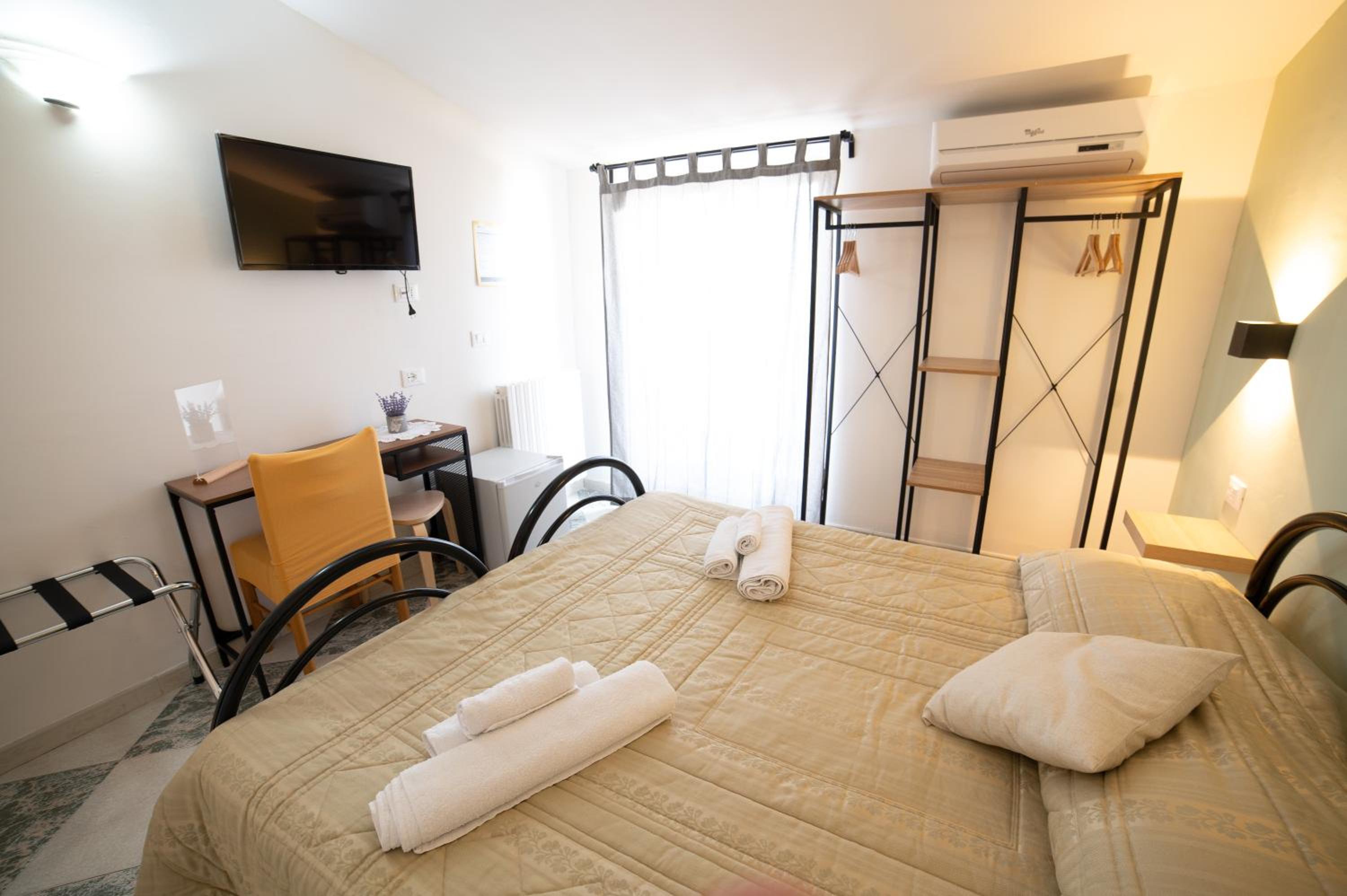 Standard Double Room - Photo 4