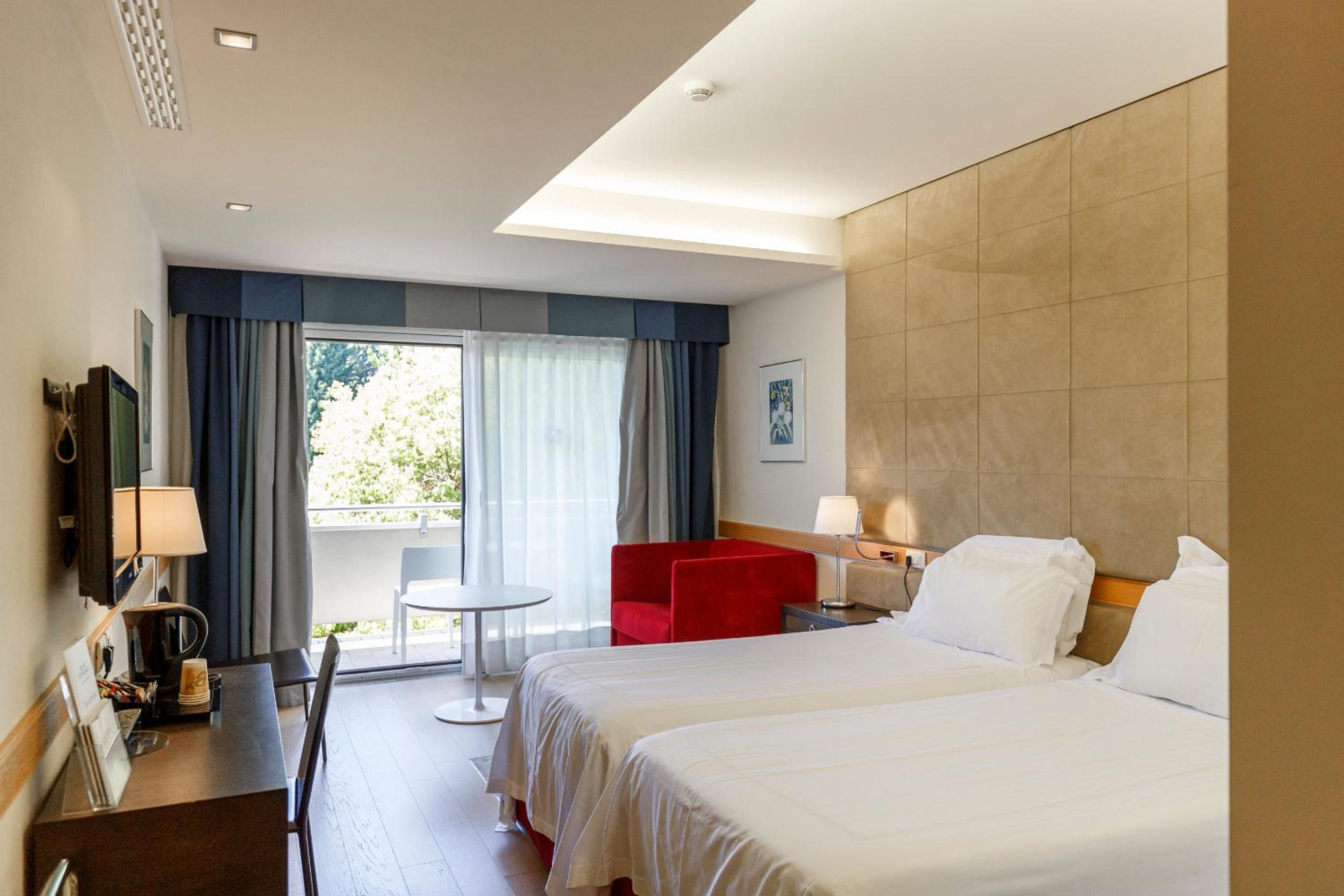 Standard Double or Twin Room with Park View - Photo 10