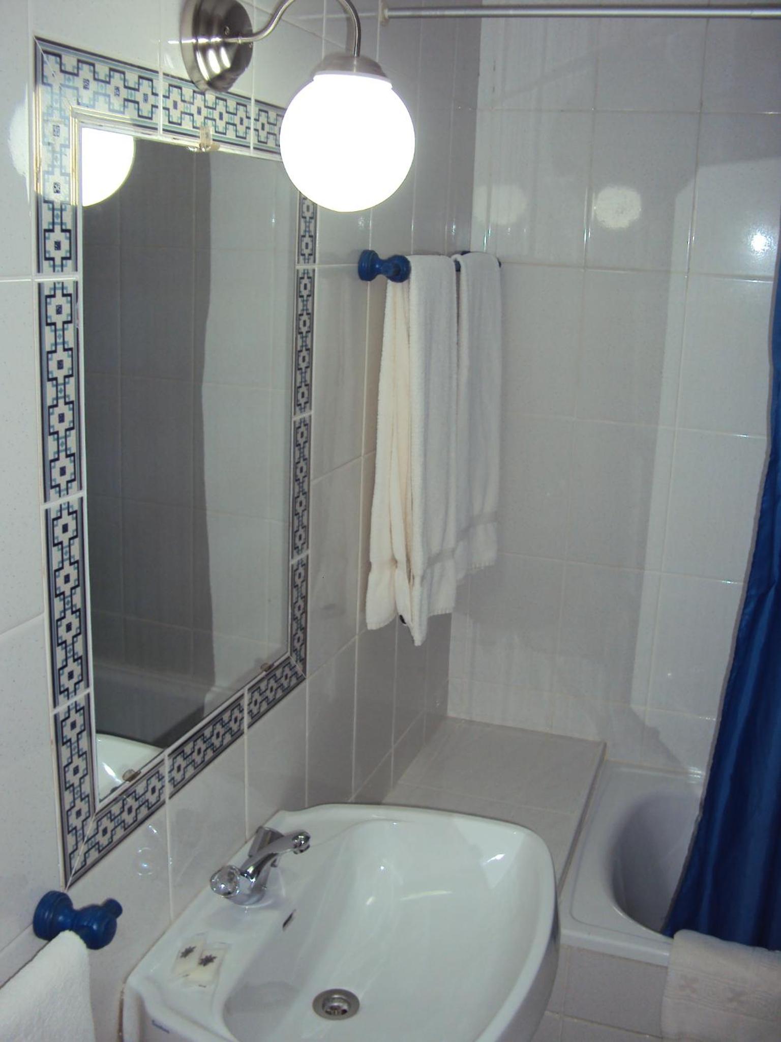 Twin Room with Sea View - Photo 3