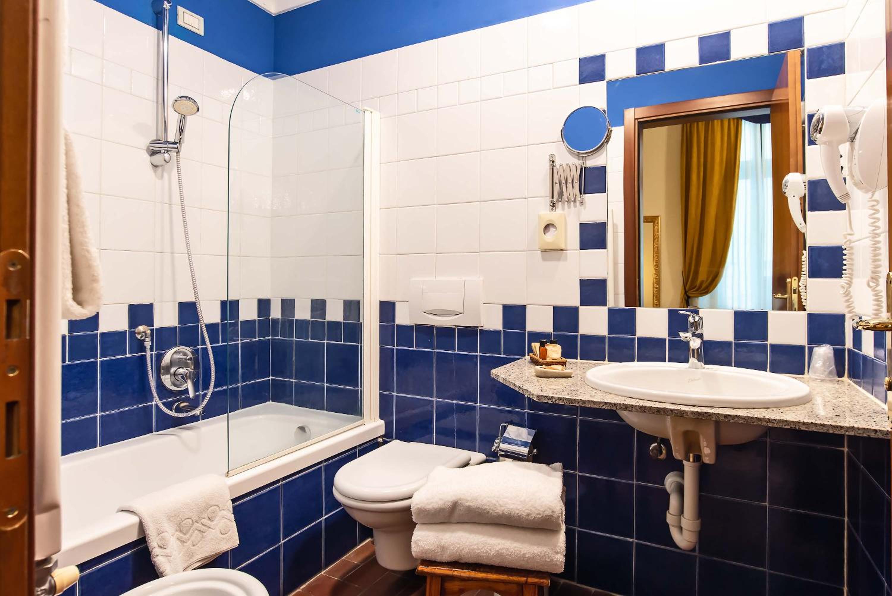 Double or Twin Room - Photo 4