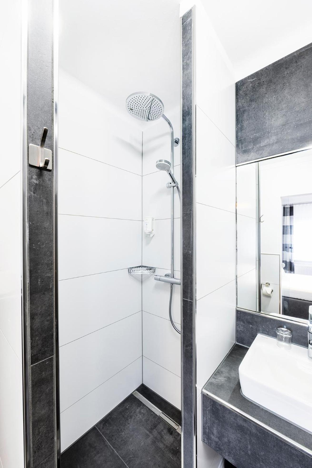 Single Room with Private Bathroom photo 2
