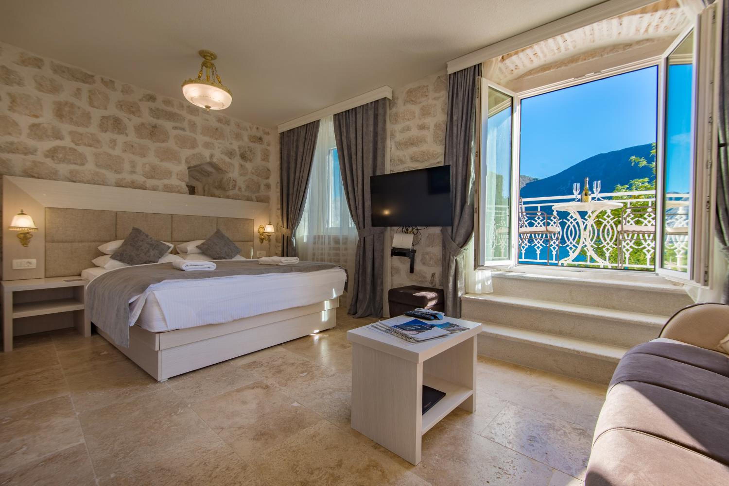 Deluxe Apartment with sea view and balcony / Annex C