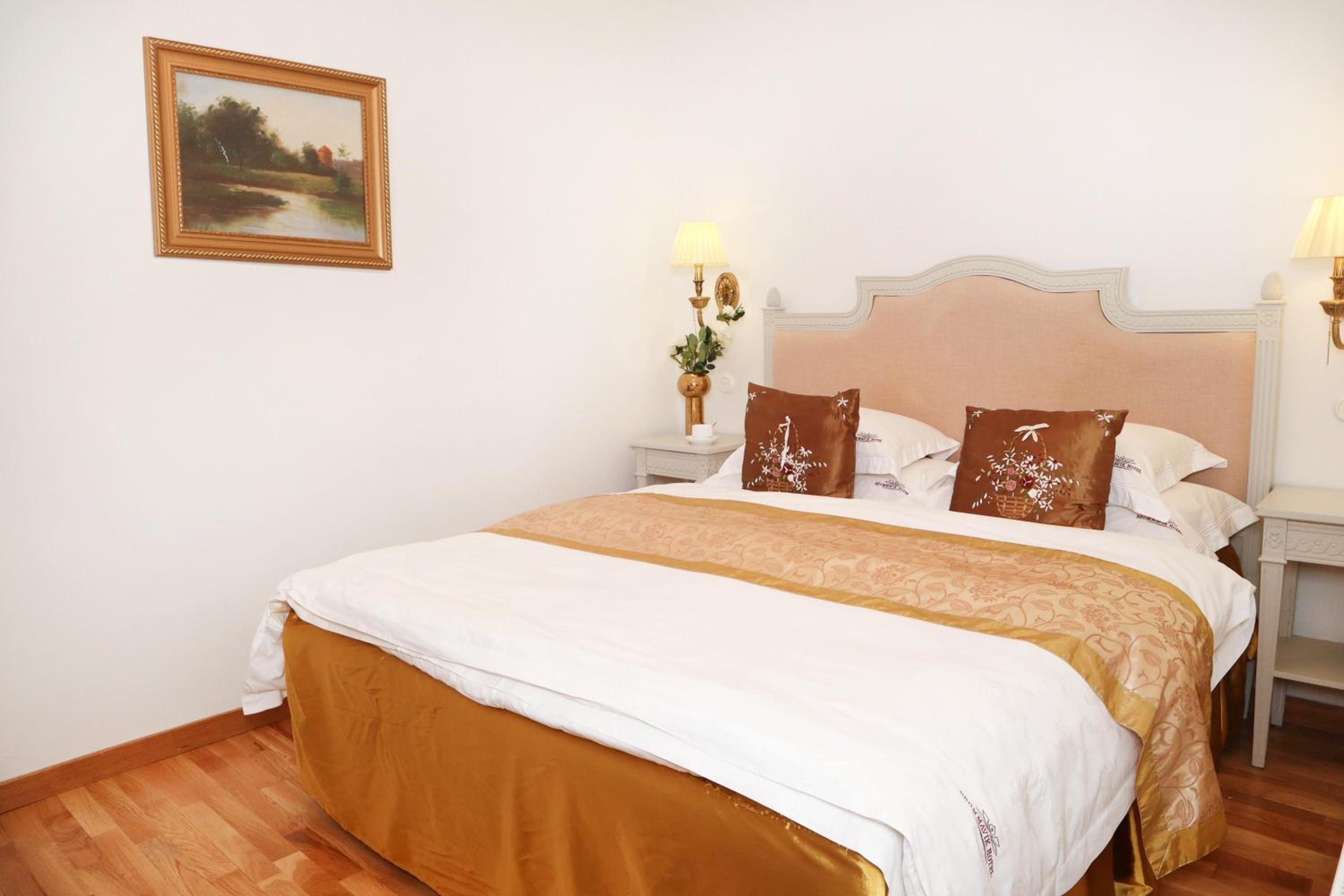 Economy Double Room without Window - Photo 1