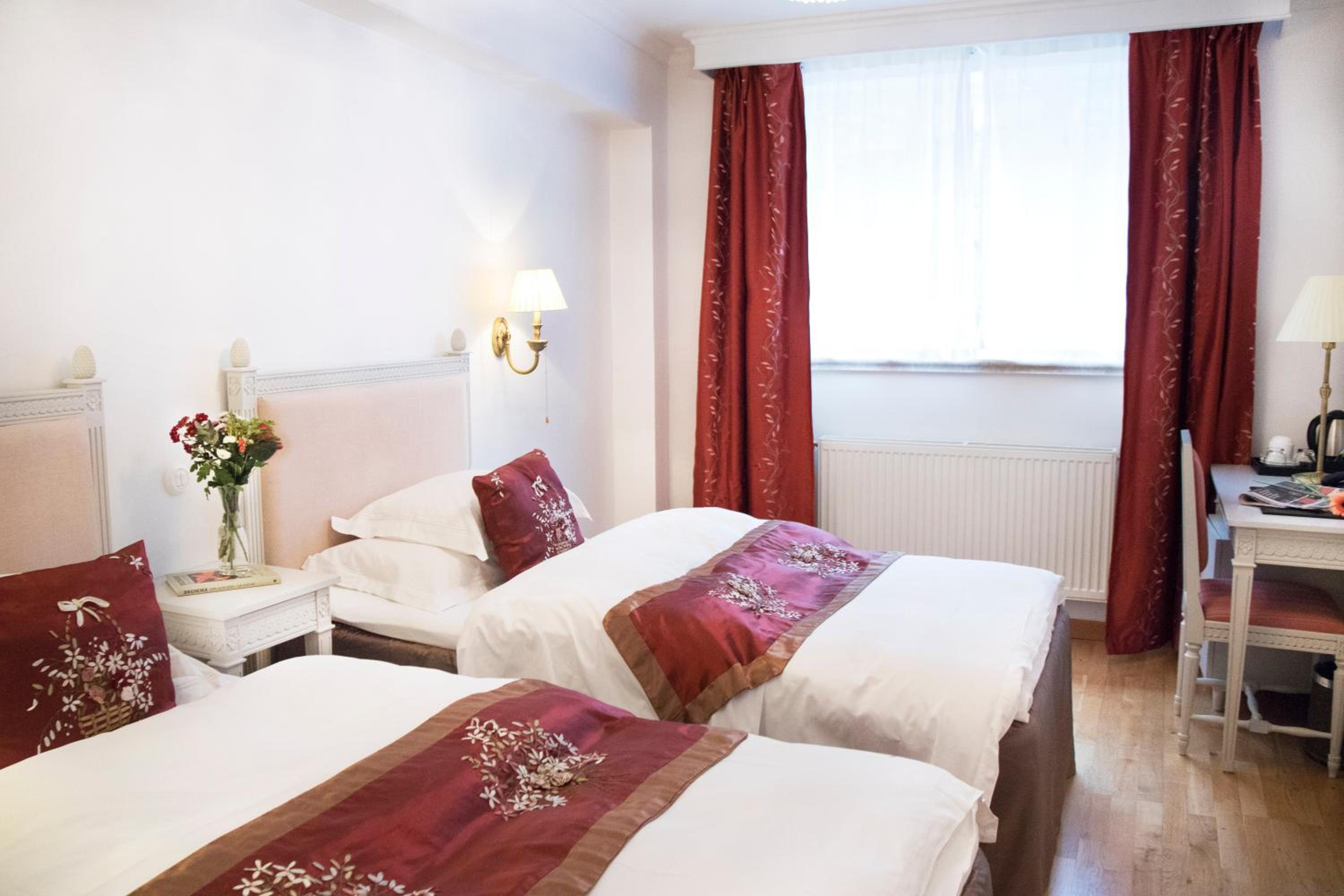 Standard Twin Room - Photo 1