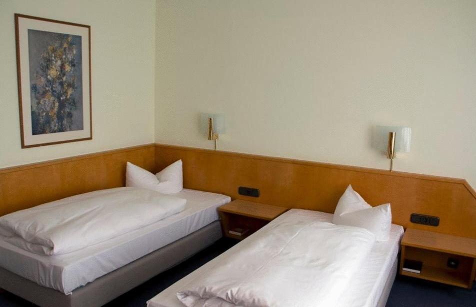 Standard Twin Room - Photo 2