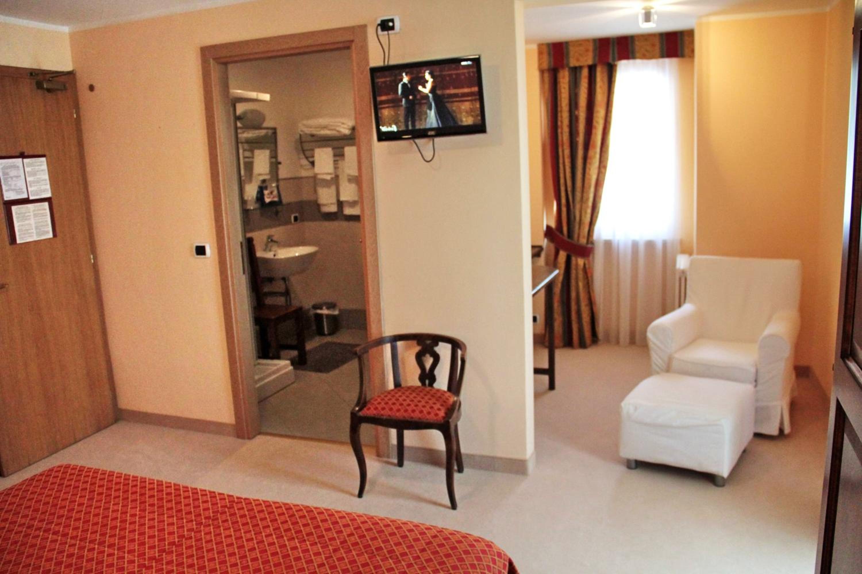 Suite with Balcony - Photo 3