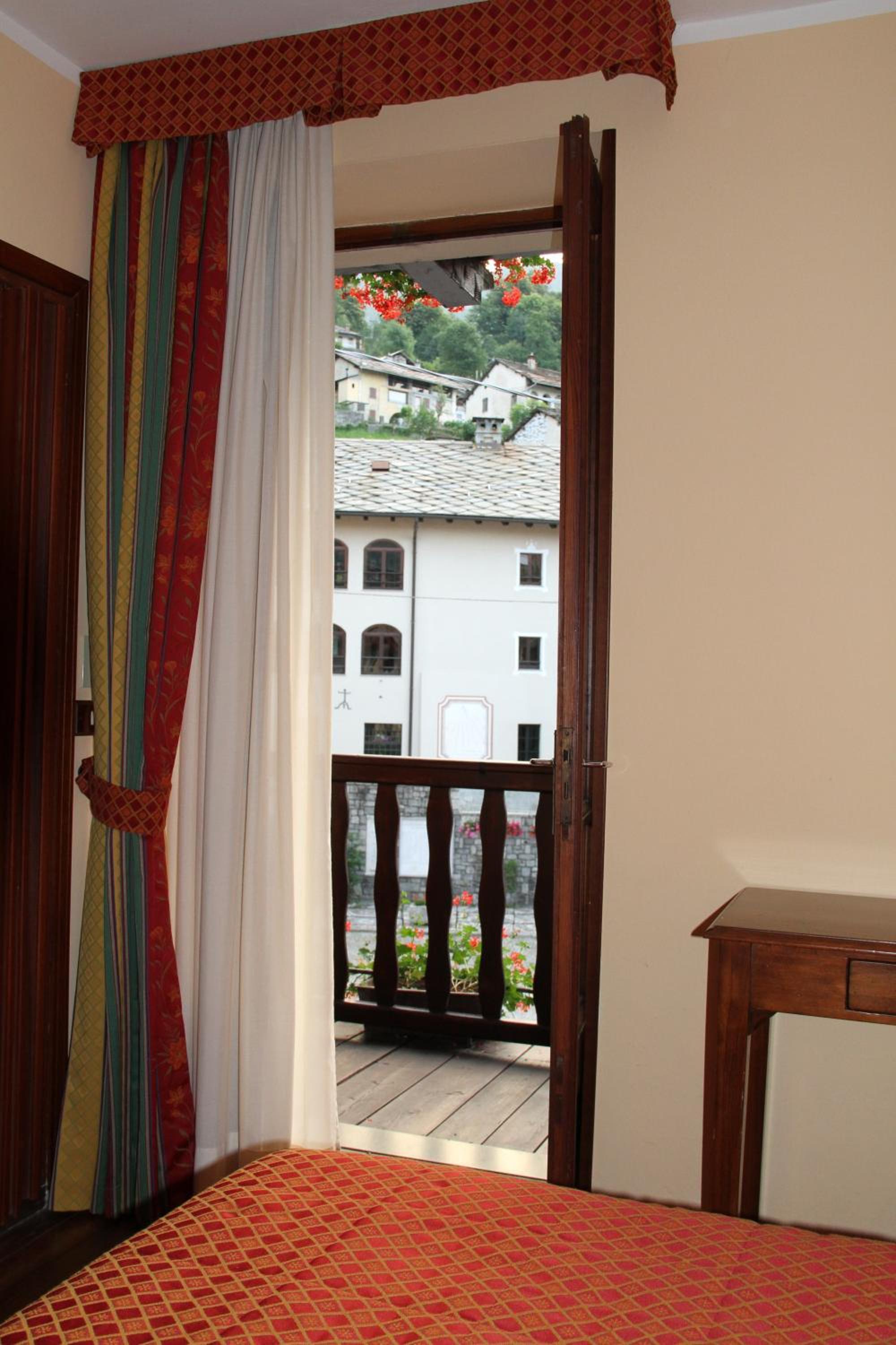 Suite with Balcony - Photo 2