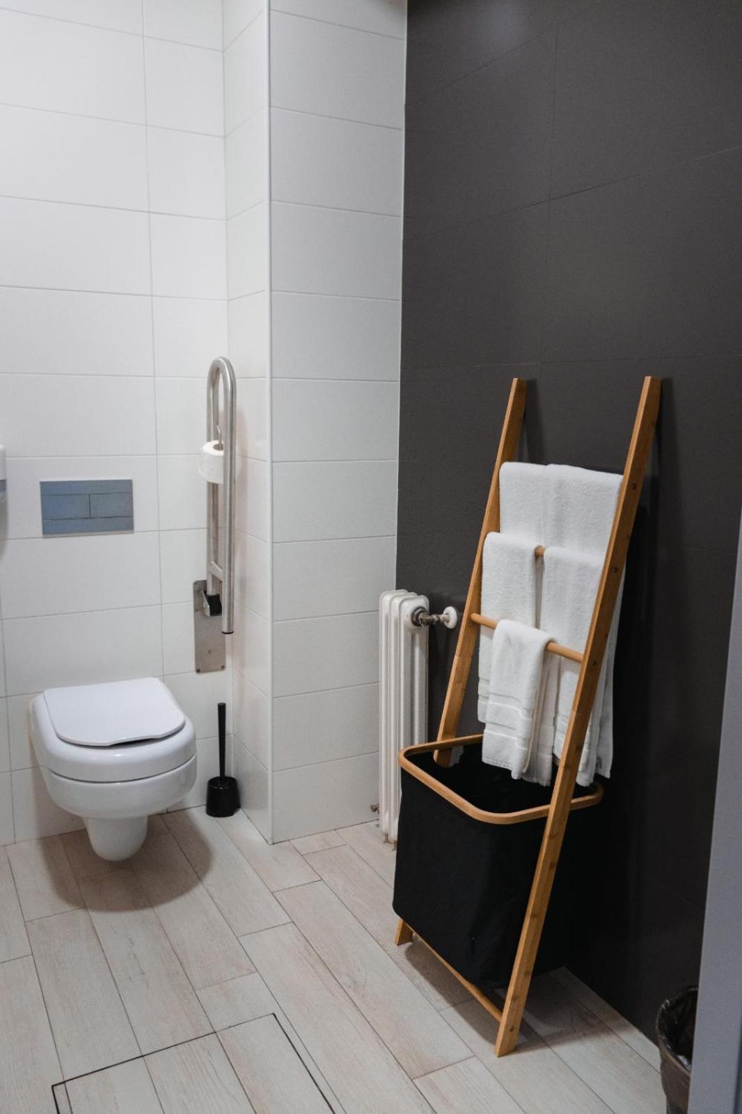 Twin Room - Disability Access - Photo 8