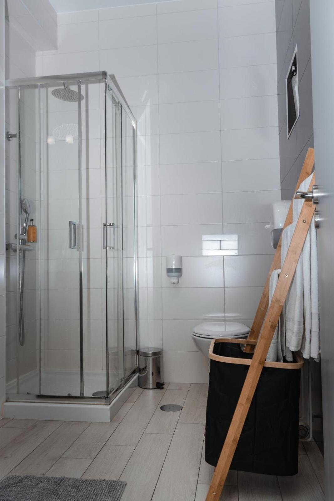 Twin Room with Private Bathroom - Photo 6
