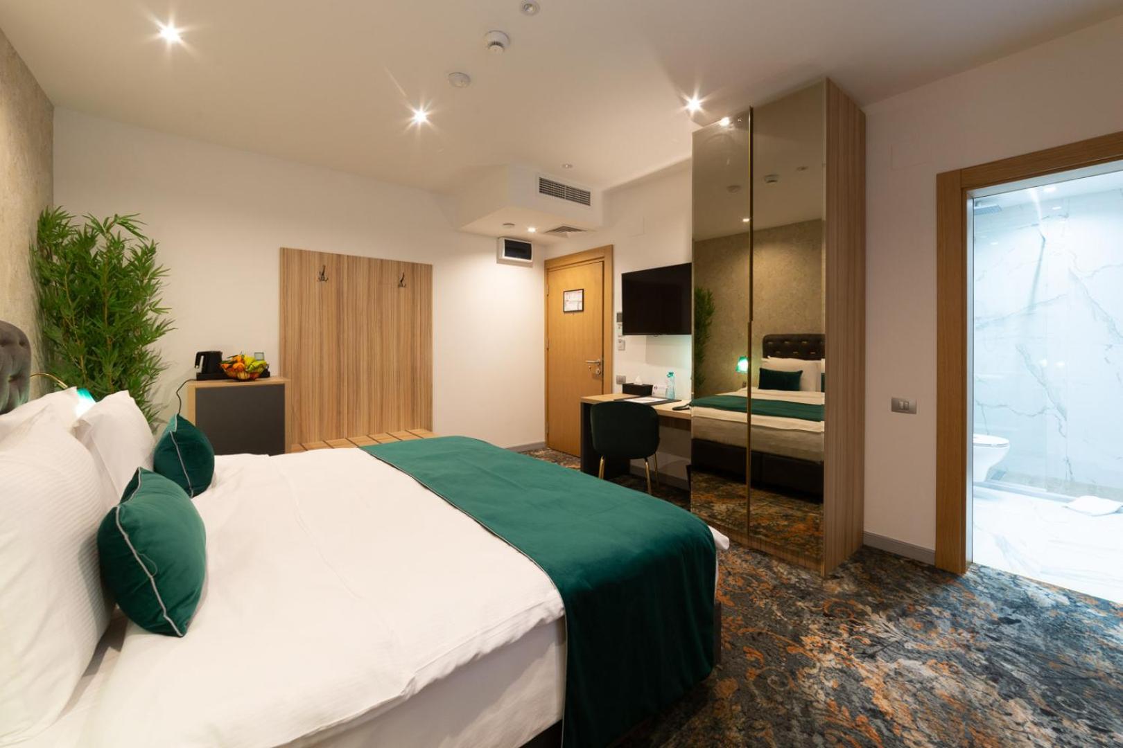 Standard King Room - Photo 27