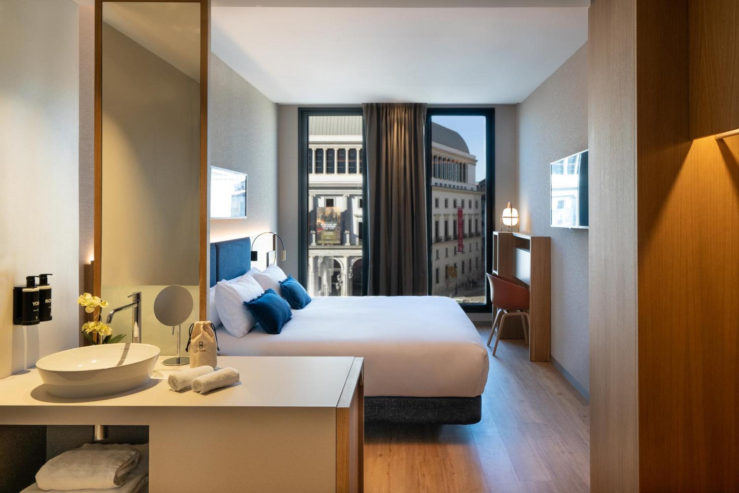 Deluxe Double Room Plaza View - Photo 1