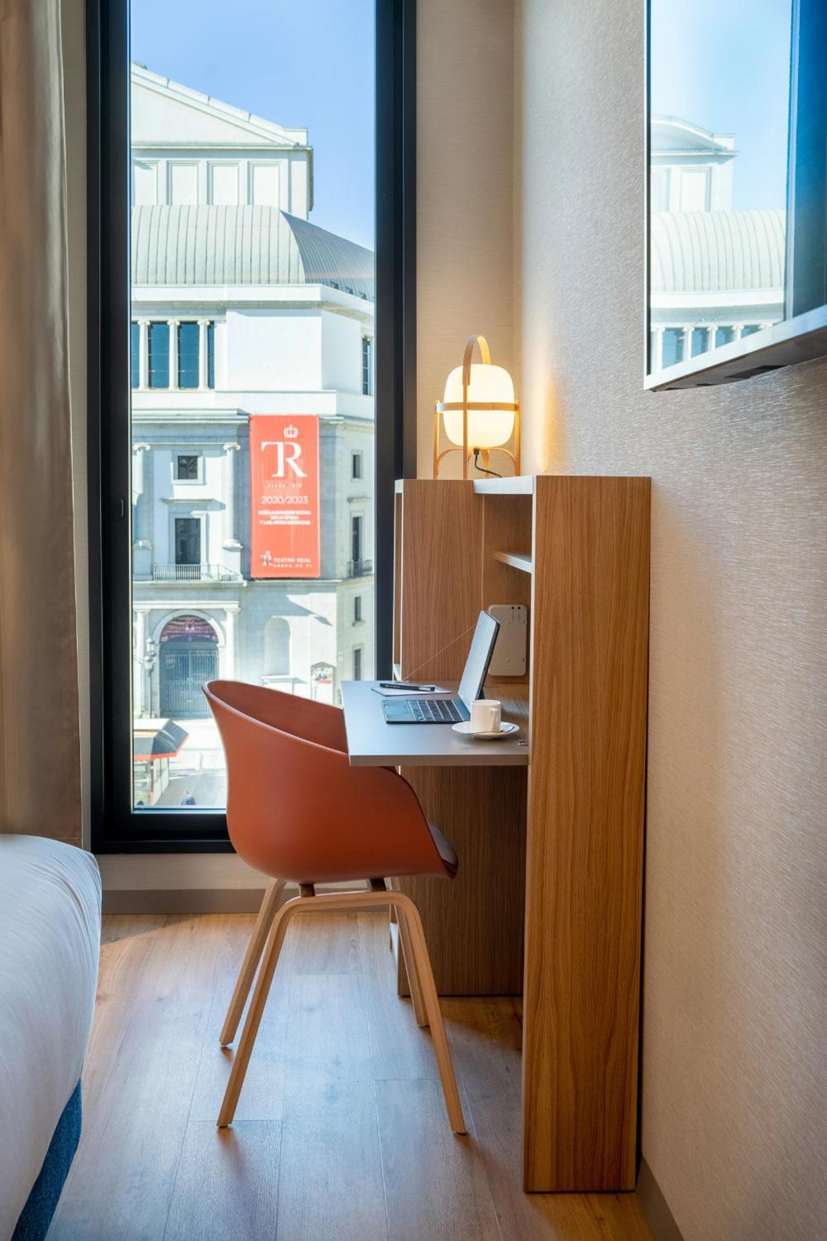 Deluxe Double Room Plaza View - Photo 2