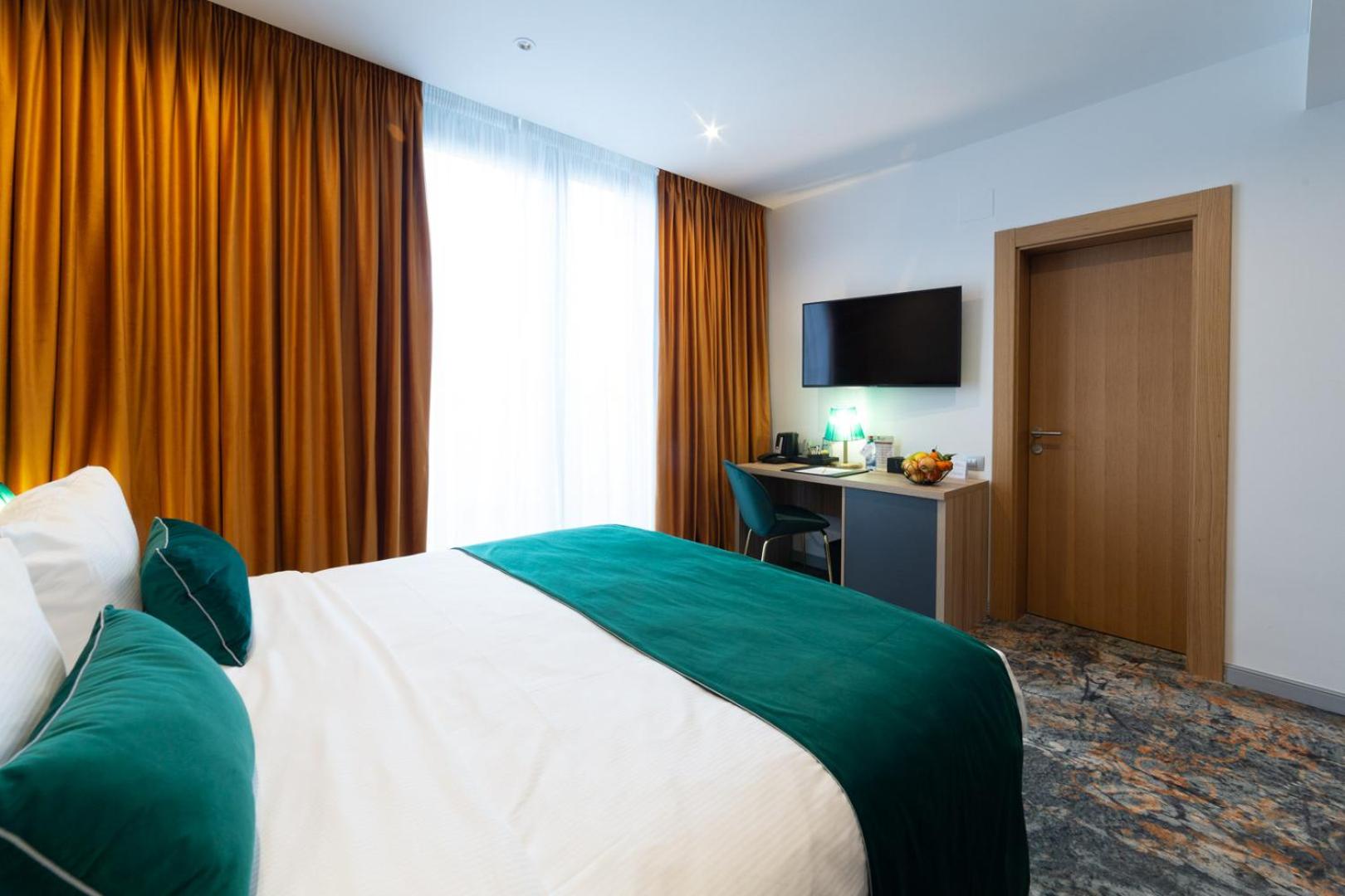 Queen Room - Photo 19