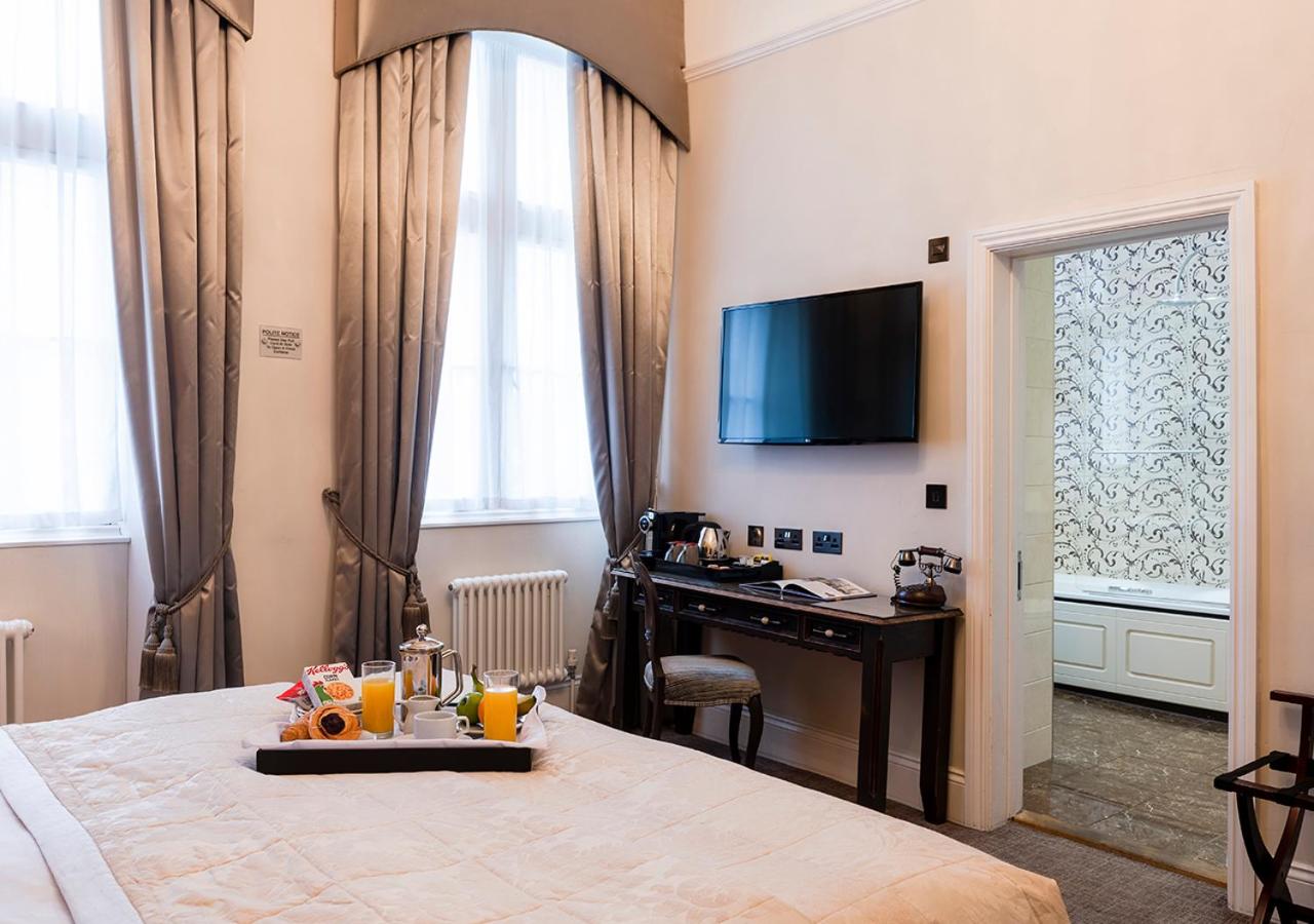 Feature Double Room - Photo 12