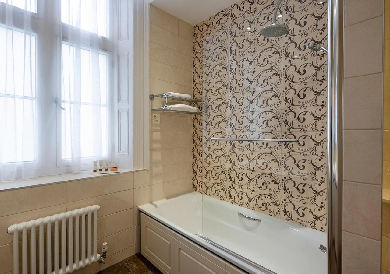 Feature Double Room - Photo 2