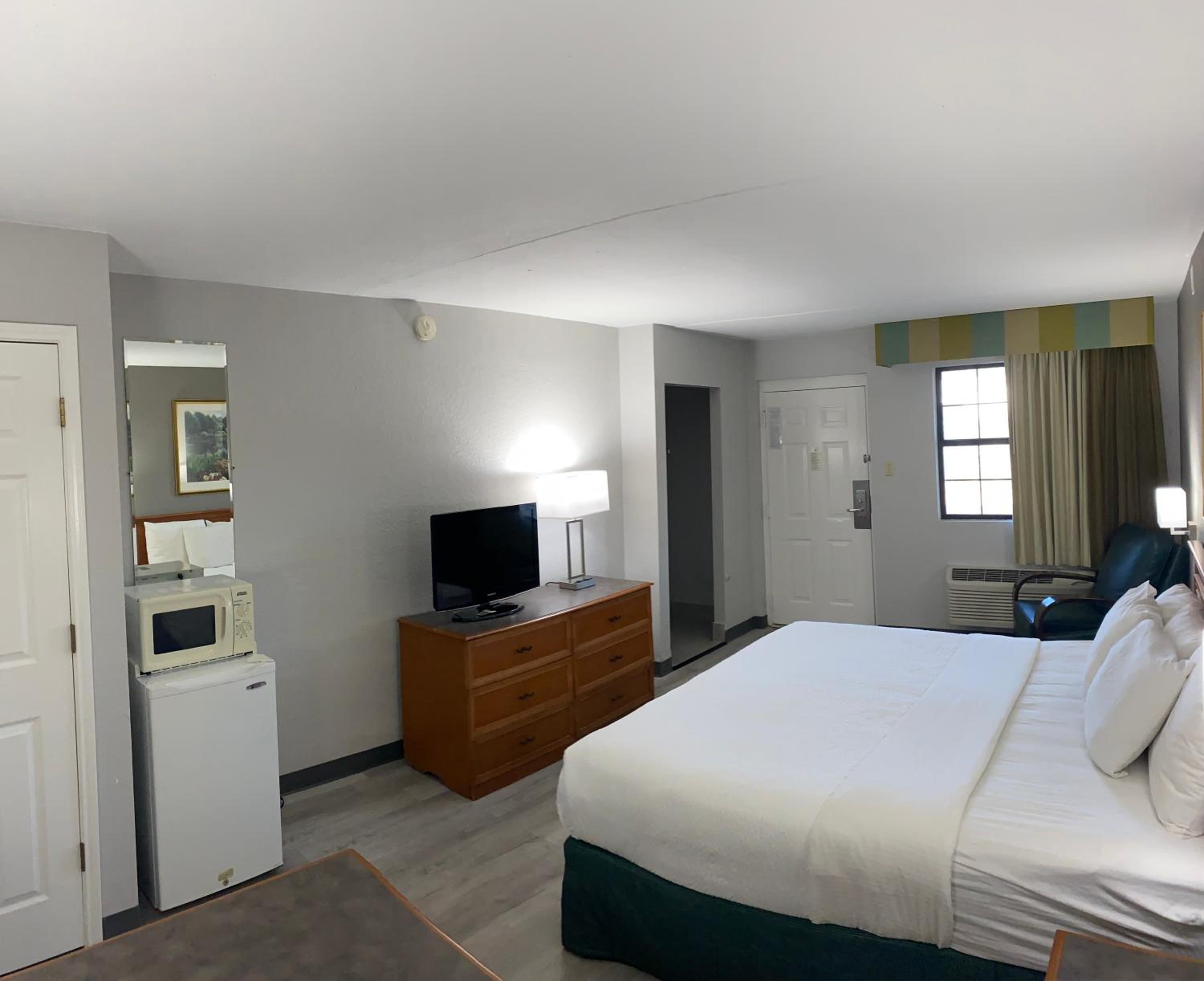 Deluxe King Room - Non-Smoking - Photo 4