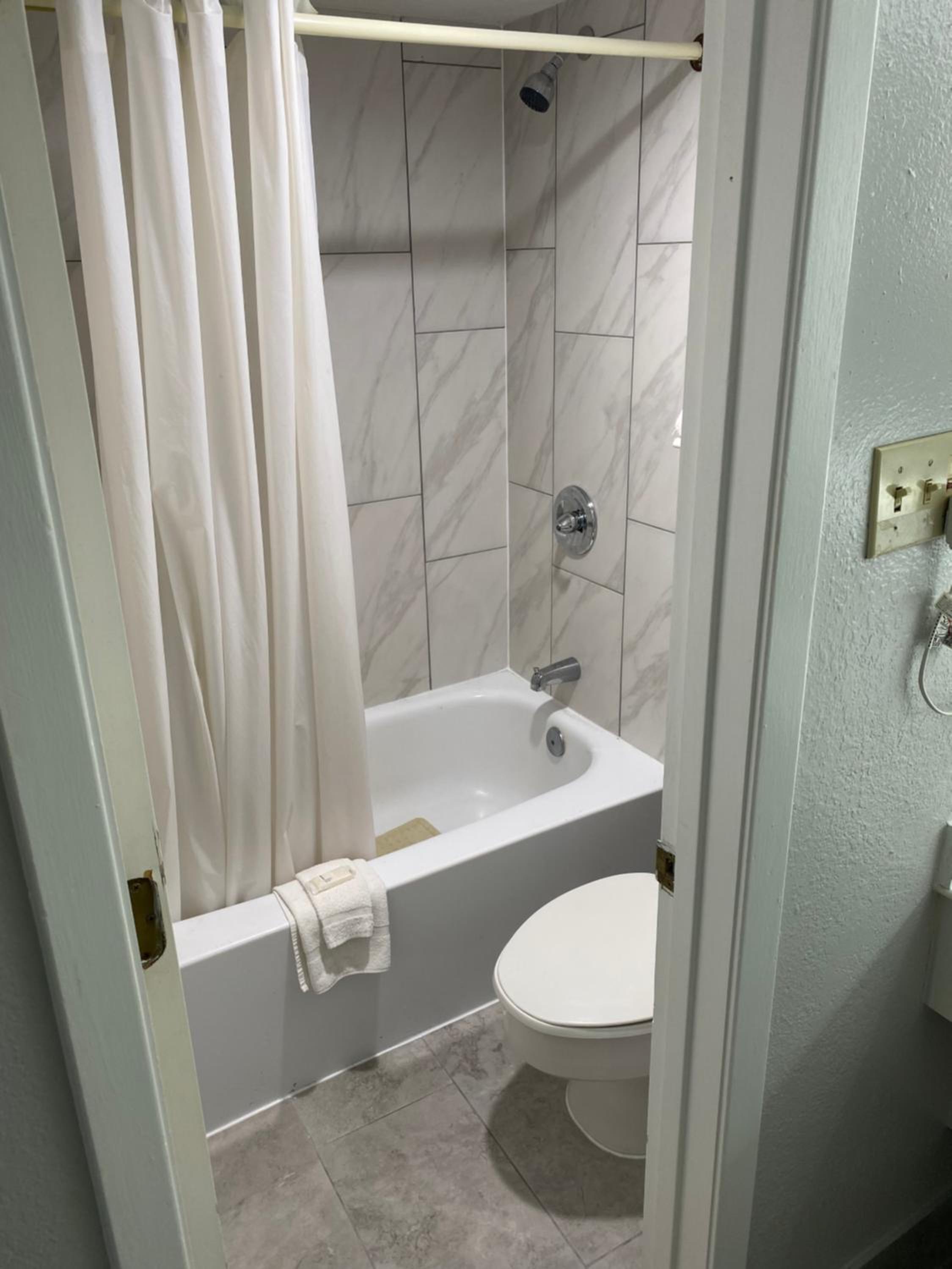 Deluxe King Room - Non-Smoking - Photo 3
