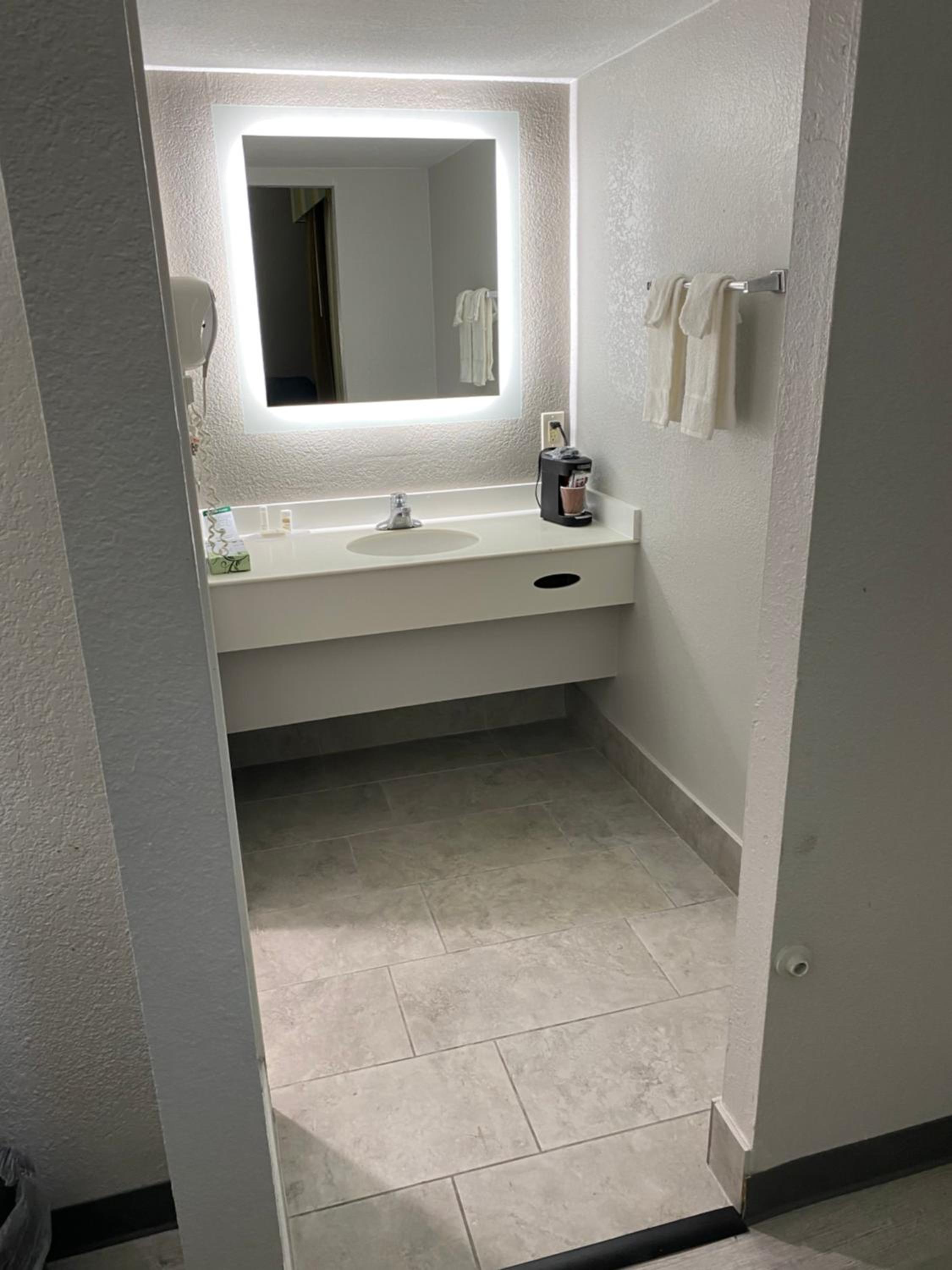 Deluxe King Room - Non-Smoking - Photo 2