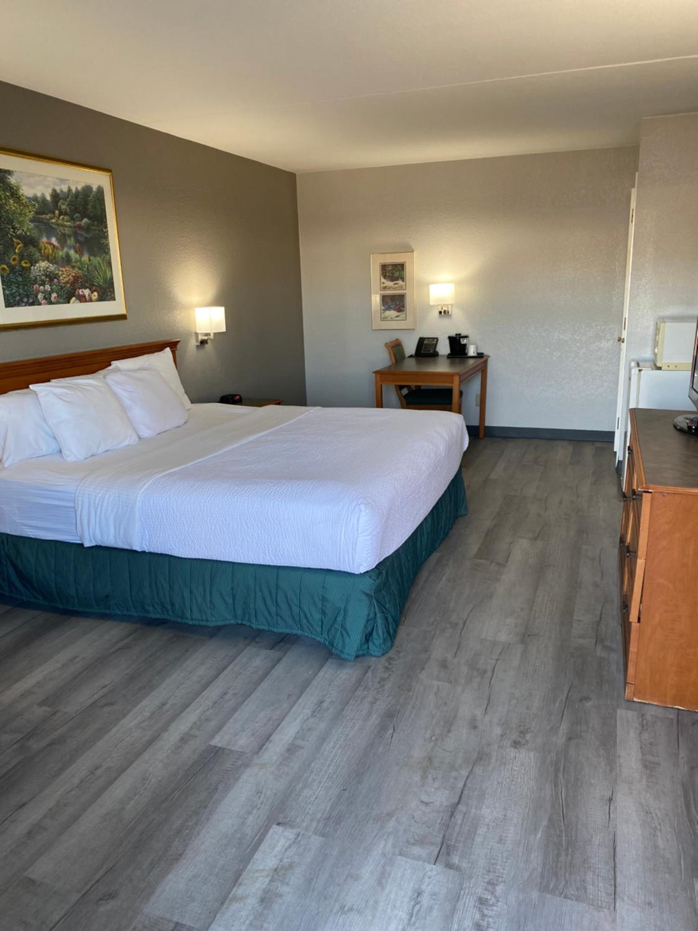 Deluxe King Room - Non-Smoking - Photo 1