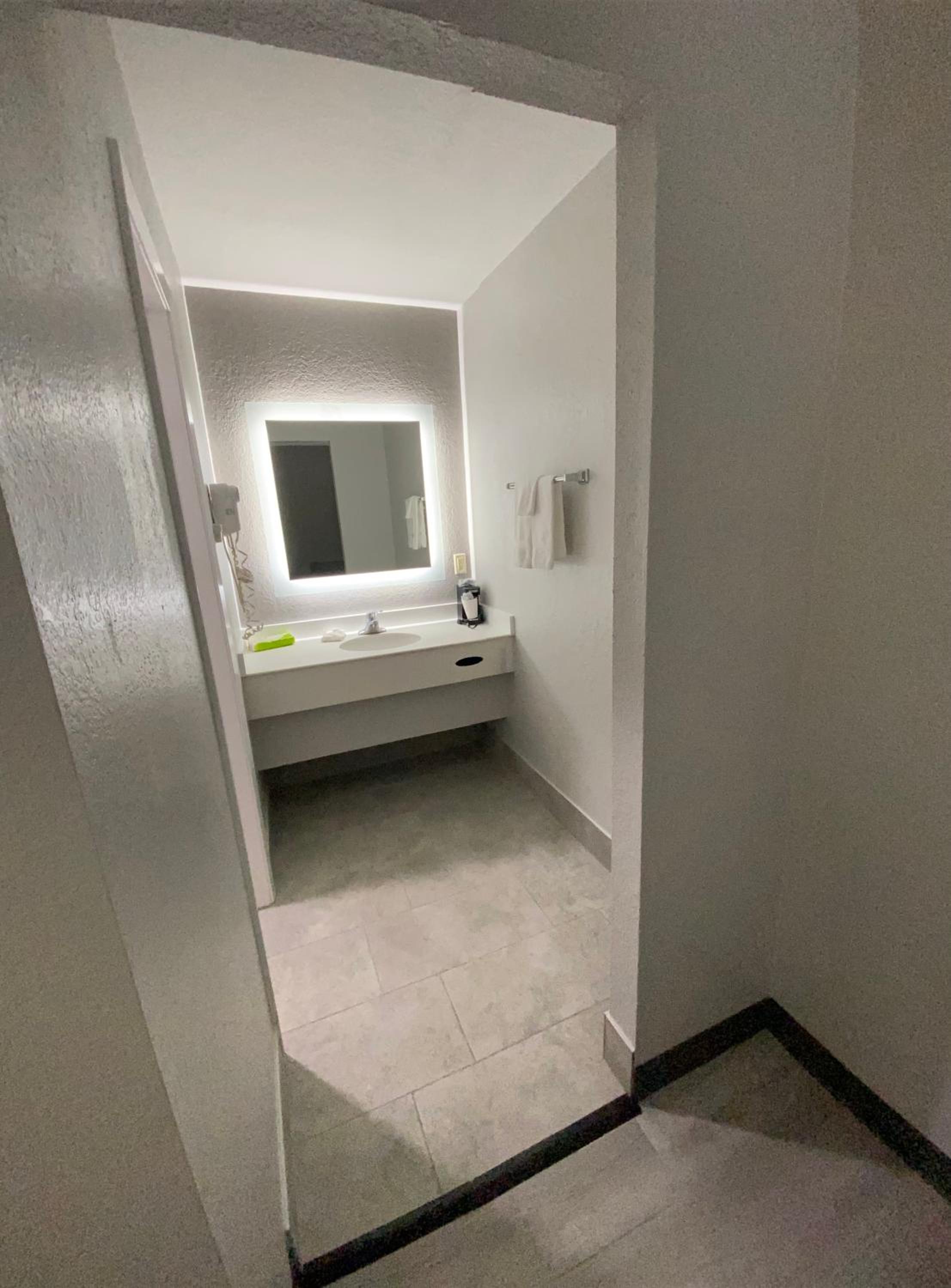 Double Room with Bathtub - Mobility/Hearing Accessible/Non-Smoking - Photo 4