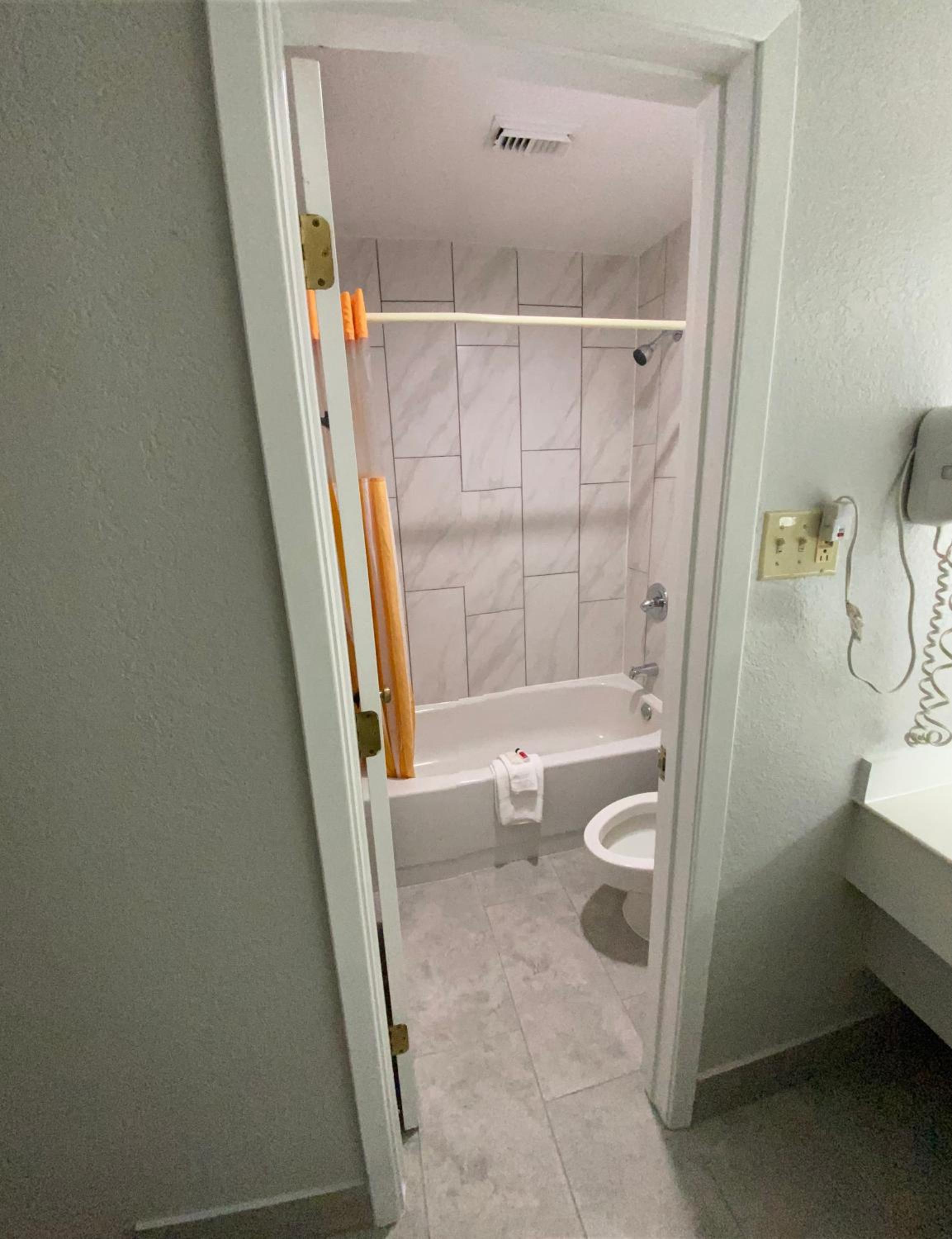 Double Room with Bathtub - Mobility/Hearing Accessible/Non-Smoking - Photo 2