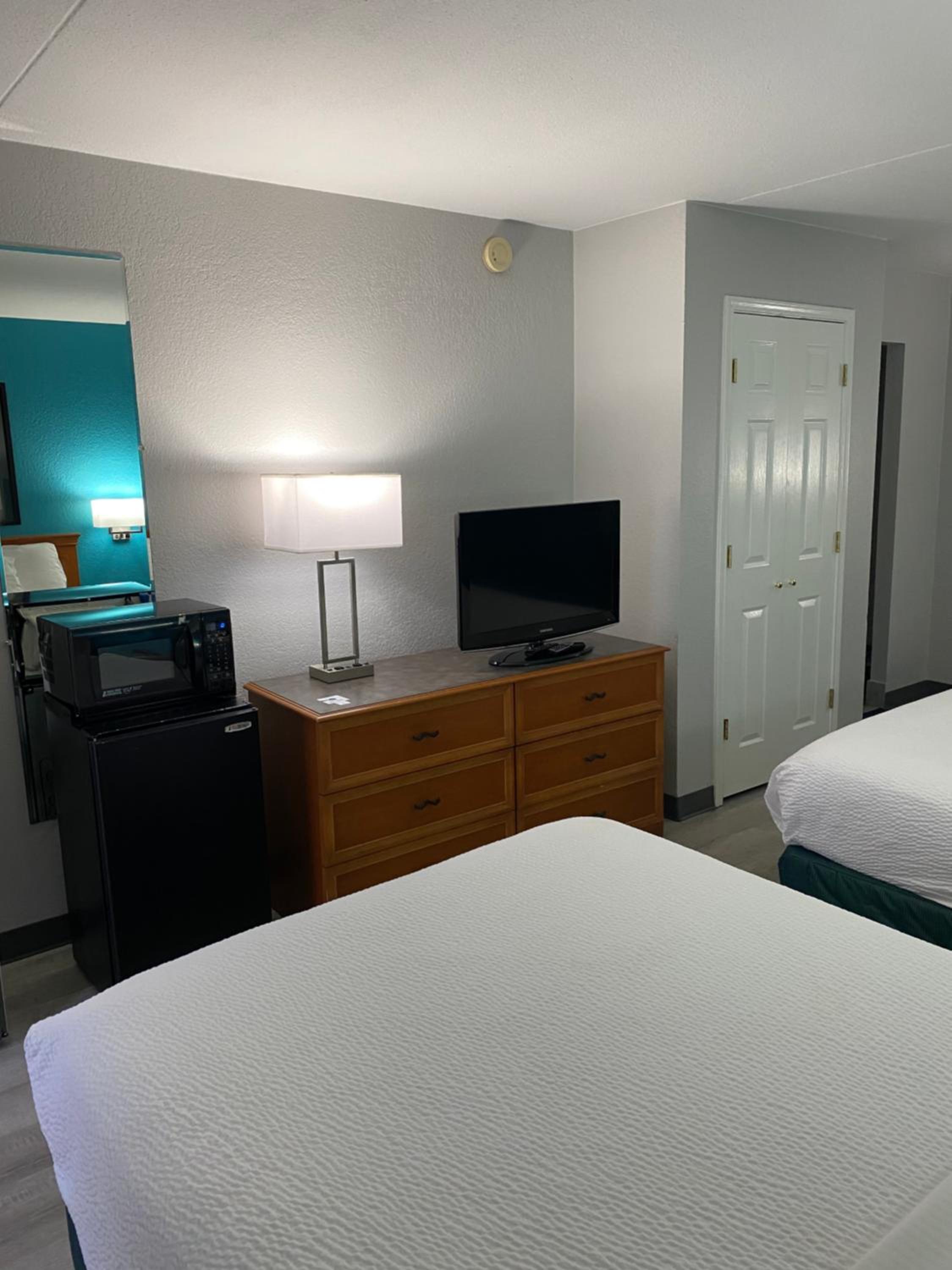 Deluxe Double Room with Two Double Beds - Non-Smoking - Photo 2