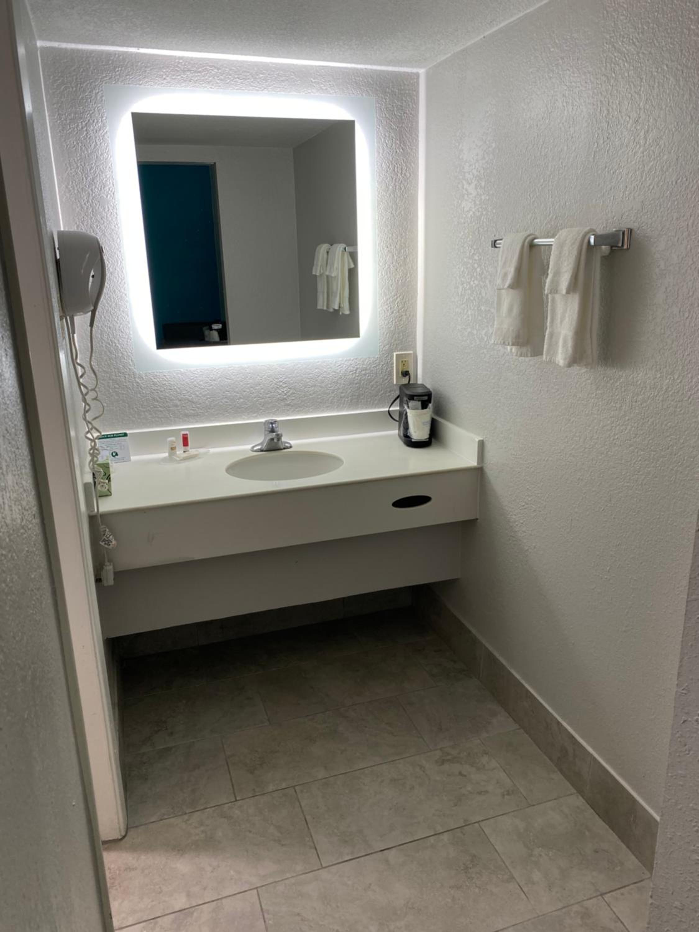 Deluxe Double Room with Two Double Beds - Non-Smoking - Photo 4