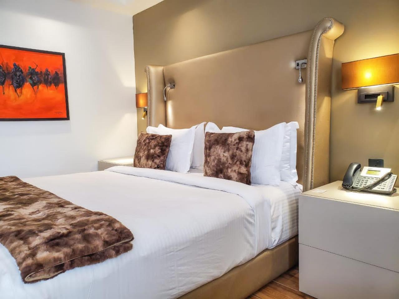 Deluxe King Room - Photo 2