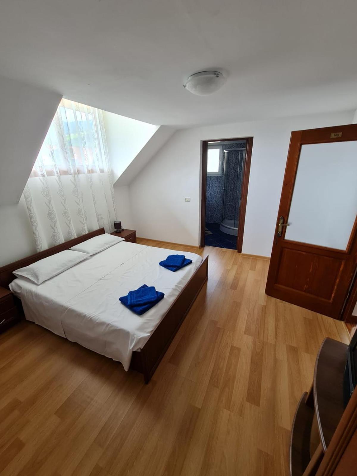 Double Room - Photo 3