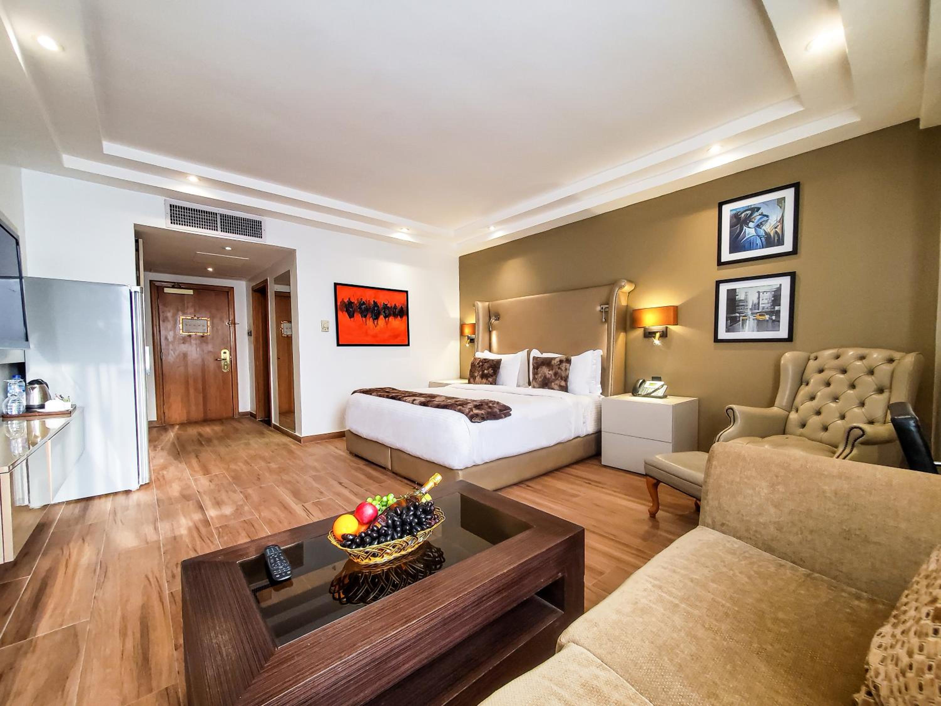 Deluxe King Room - Photo 4