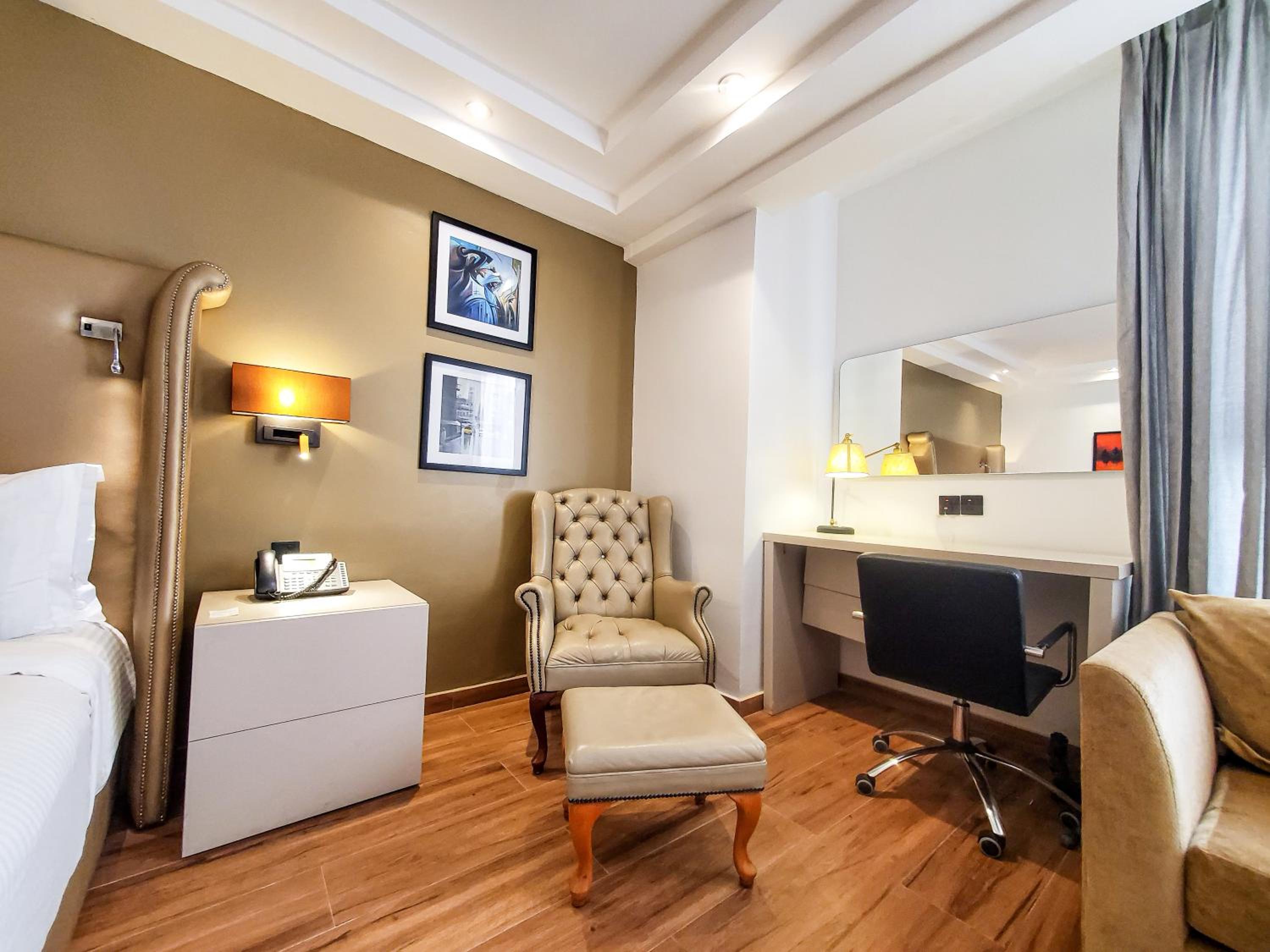 Deluxe King Room - Photo 7