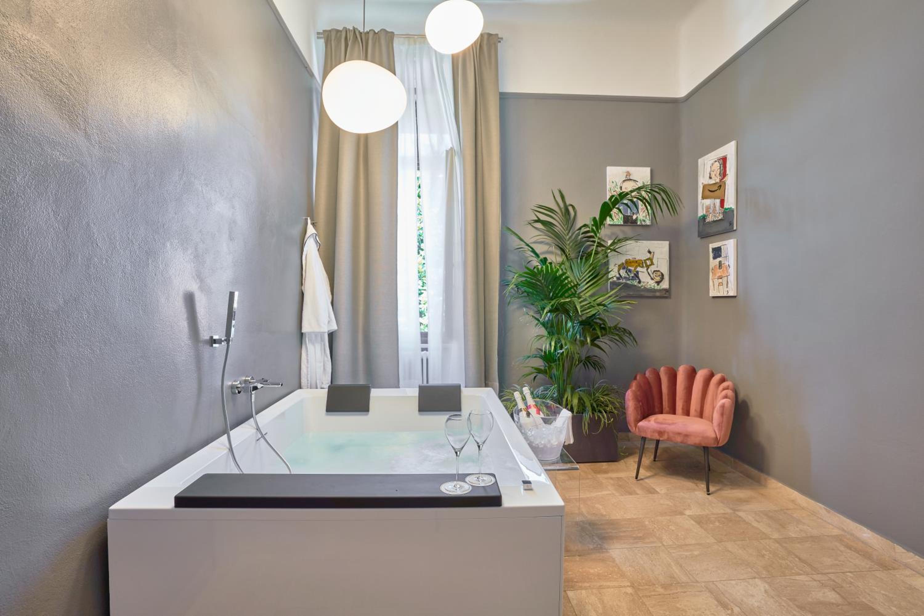 Deluxe Suite with Spa Bath - Photo 4