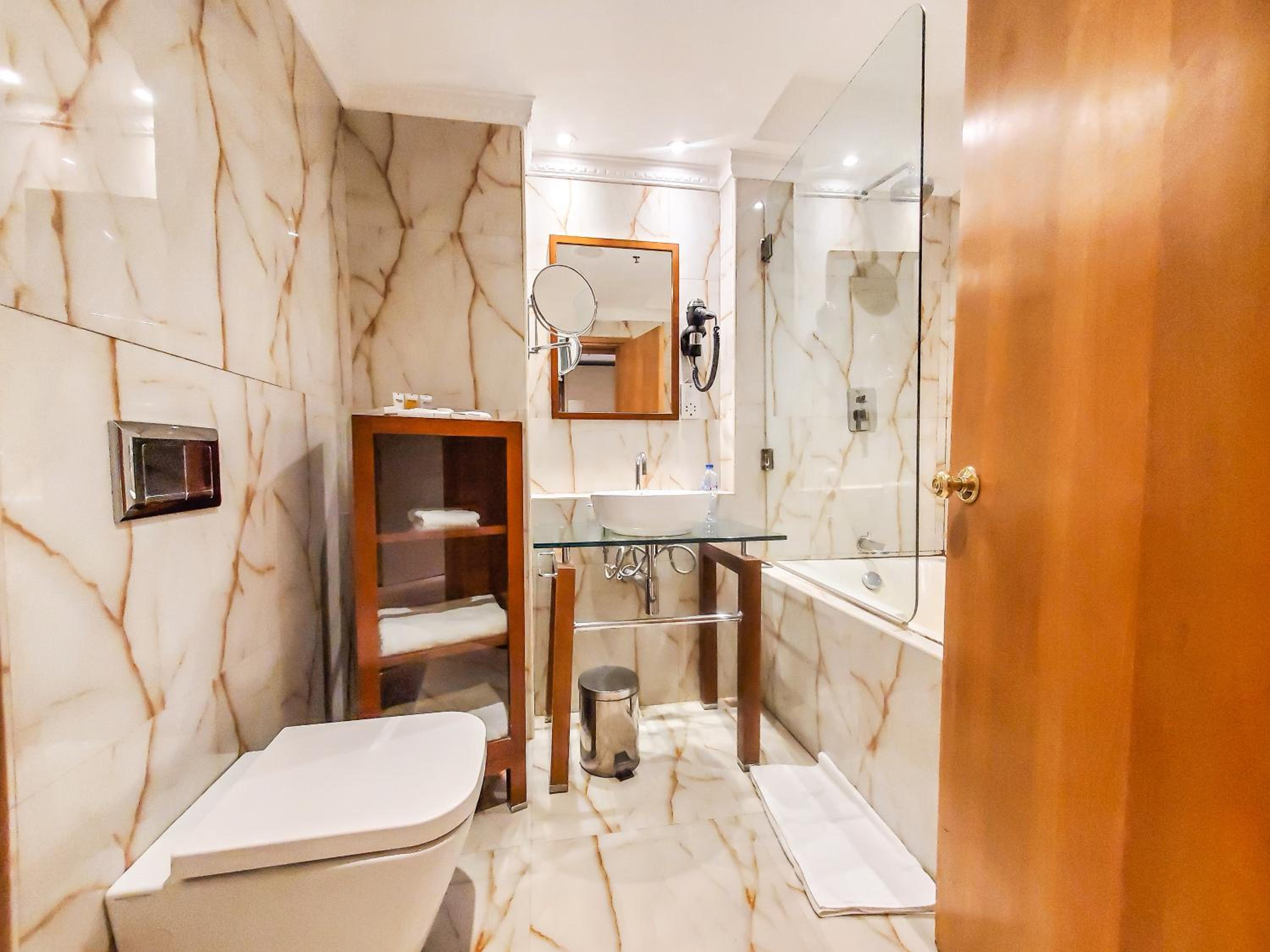 Deluxe King Room - Photo 8