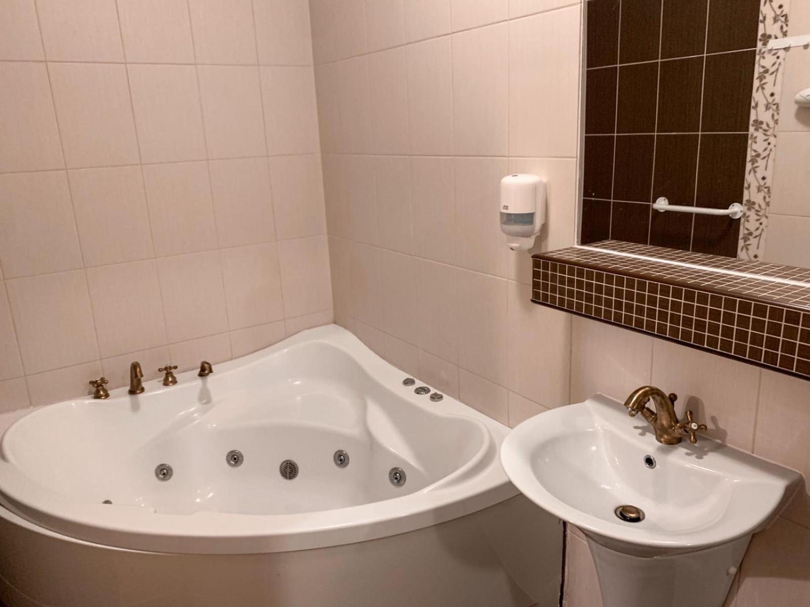 Double or Twin Room with Spa Bath - Photo 3