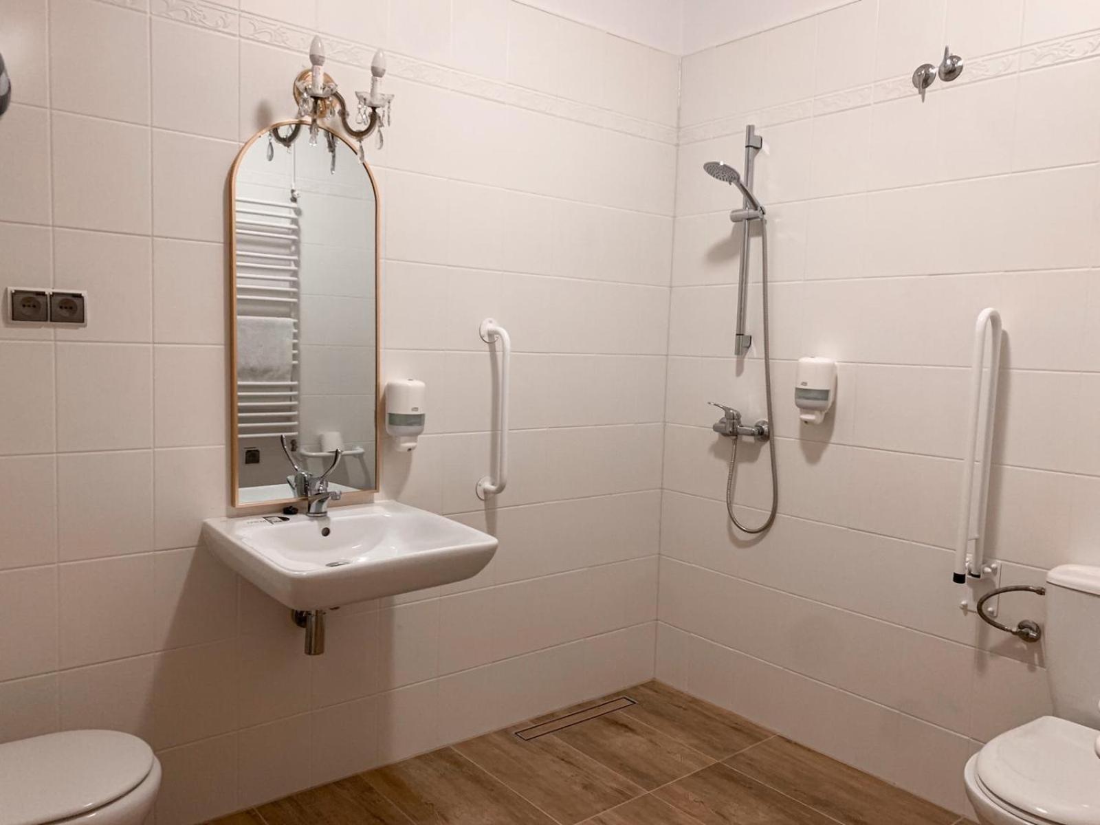 One-Bedroom Apartment - Photo 2