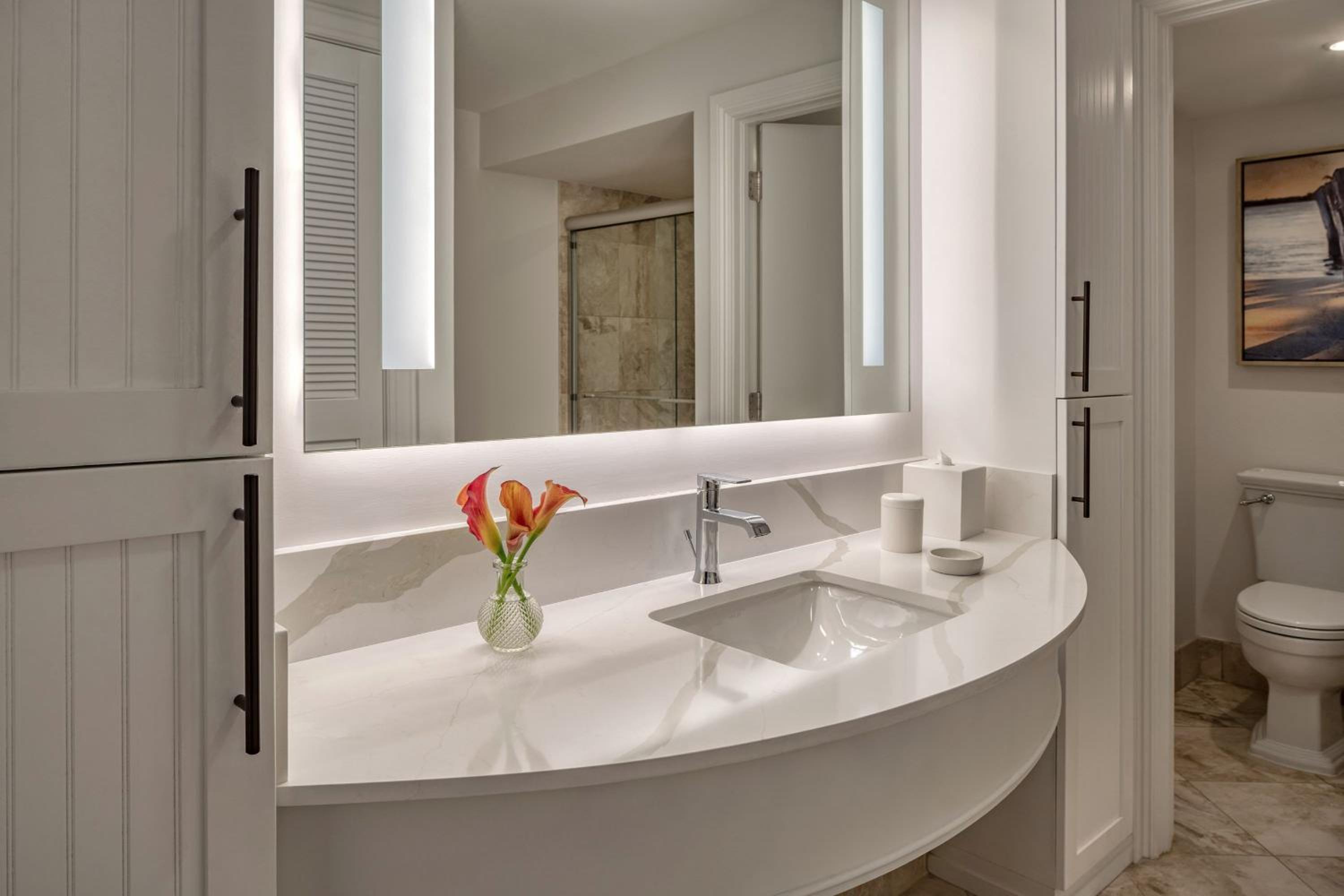 Queen Suite with Pool View