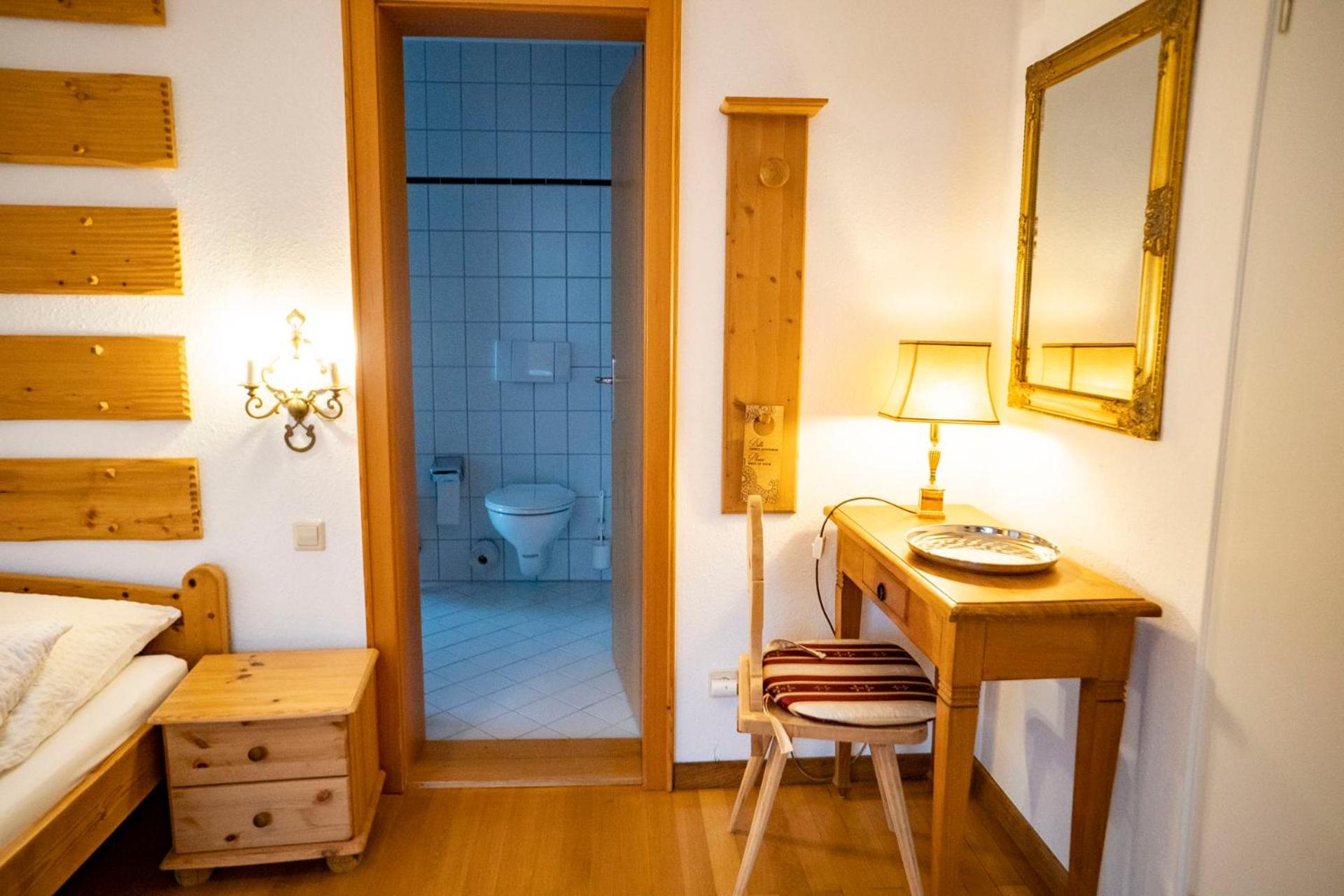 Deluxe Double Room with Bathtub and Balcony - Photo 4
