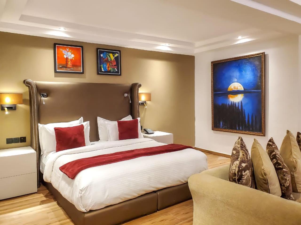 Deluxe King Room - Photo 9