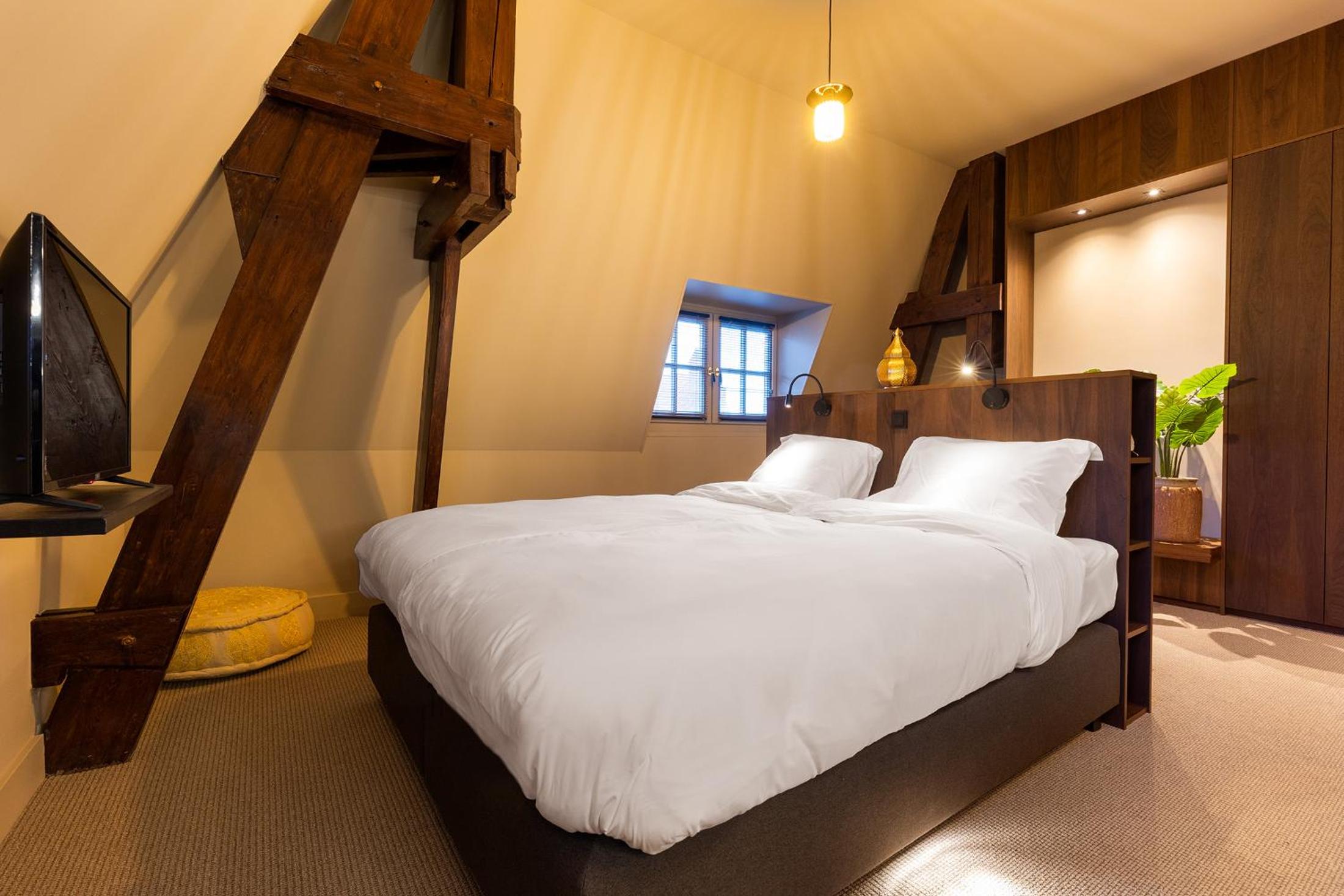 Deluxe King Suite photo 1