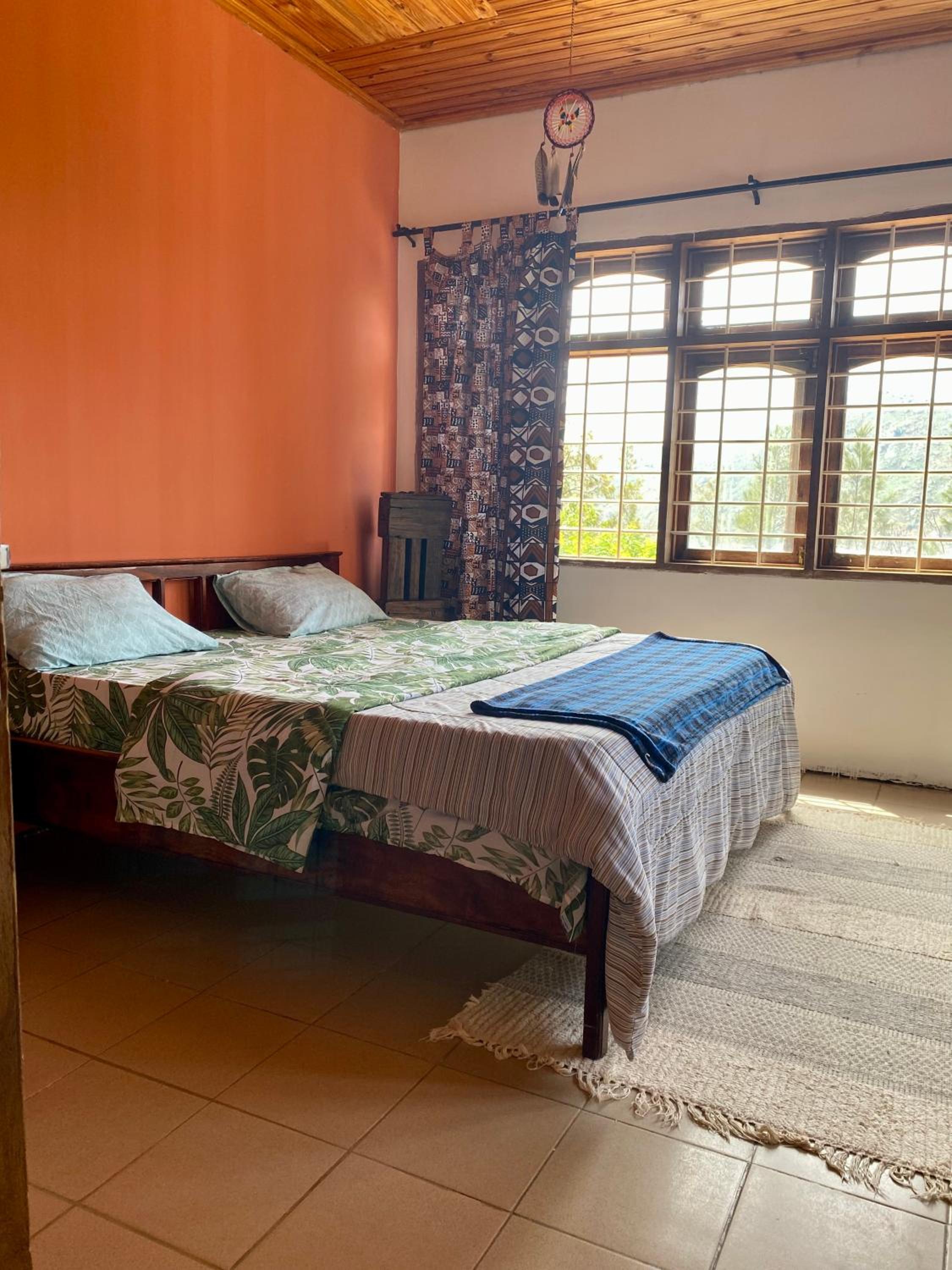 Deluxe Room (2 Adults + 1 Child) - Photo 1