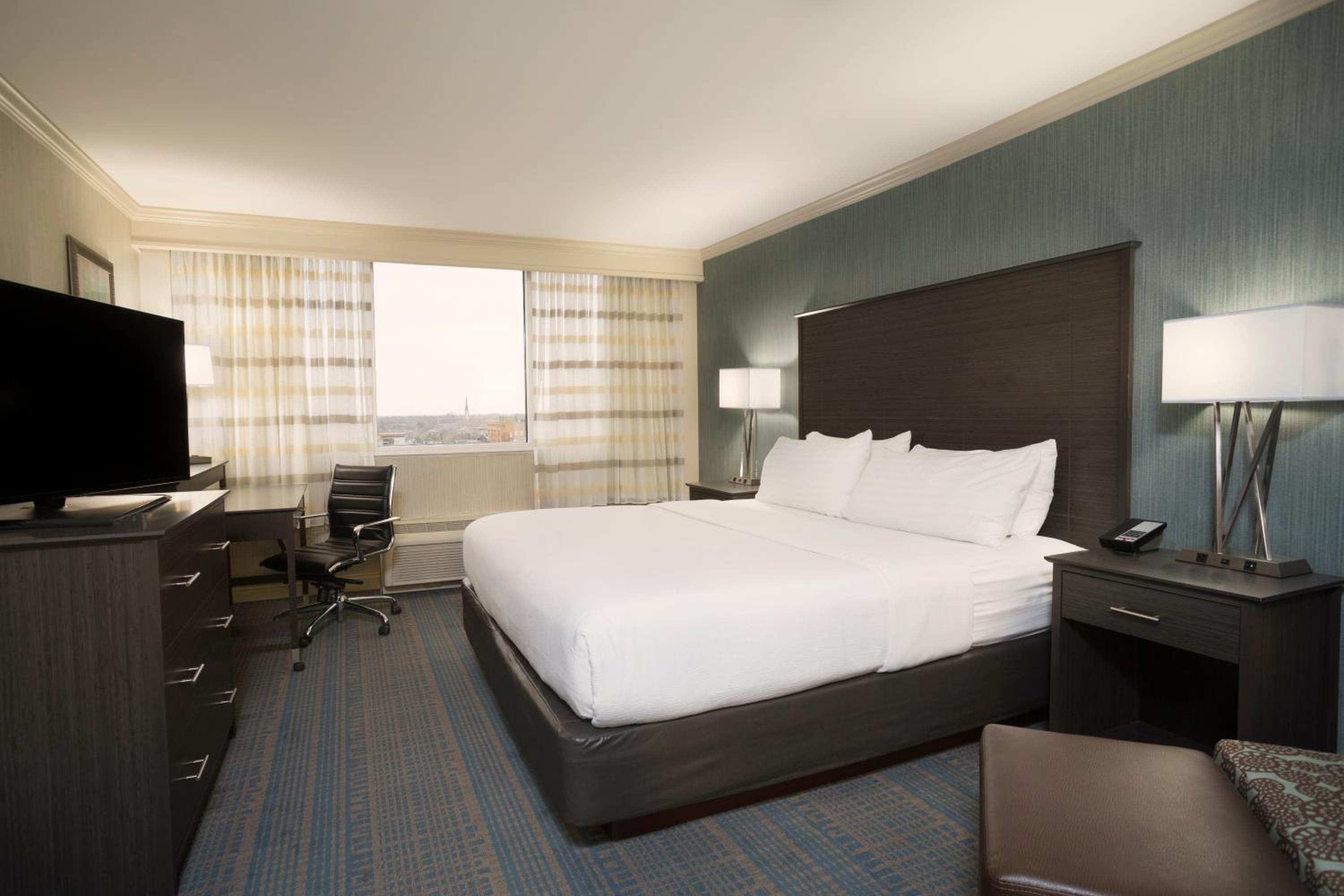 Standard King Room - High Floor photo 3