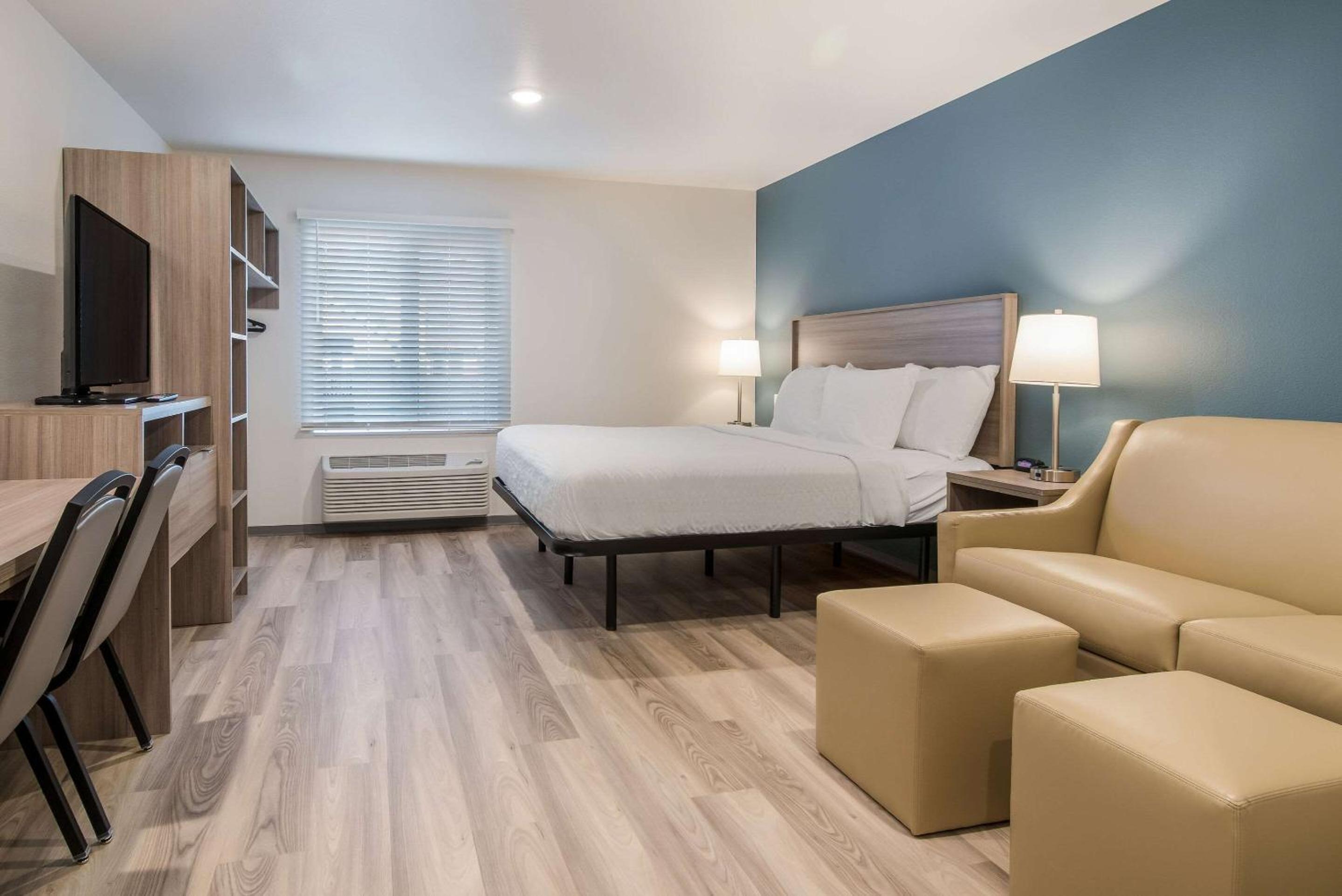 Standard King Room with Sofa Bed - Non Smoking - Photo 8