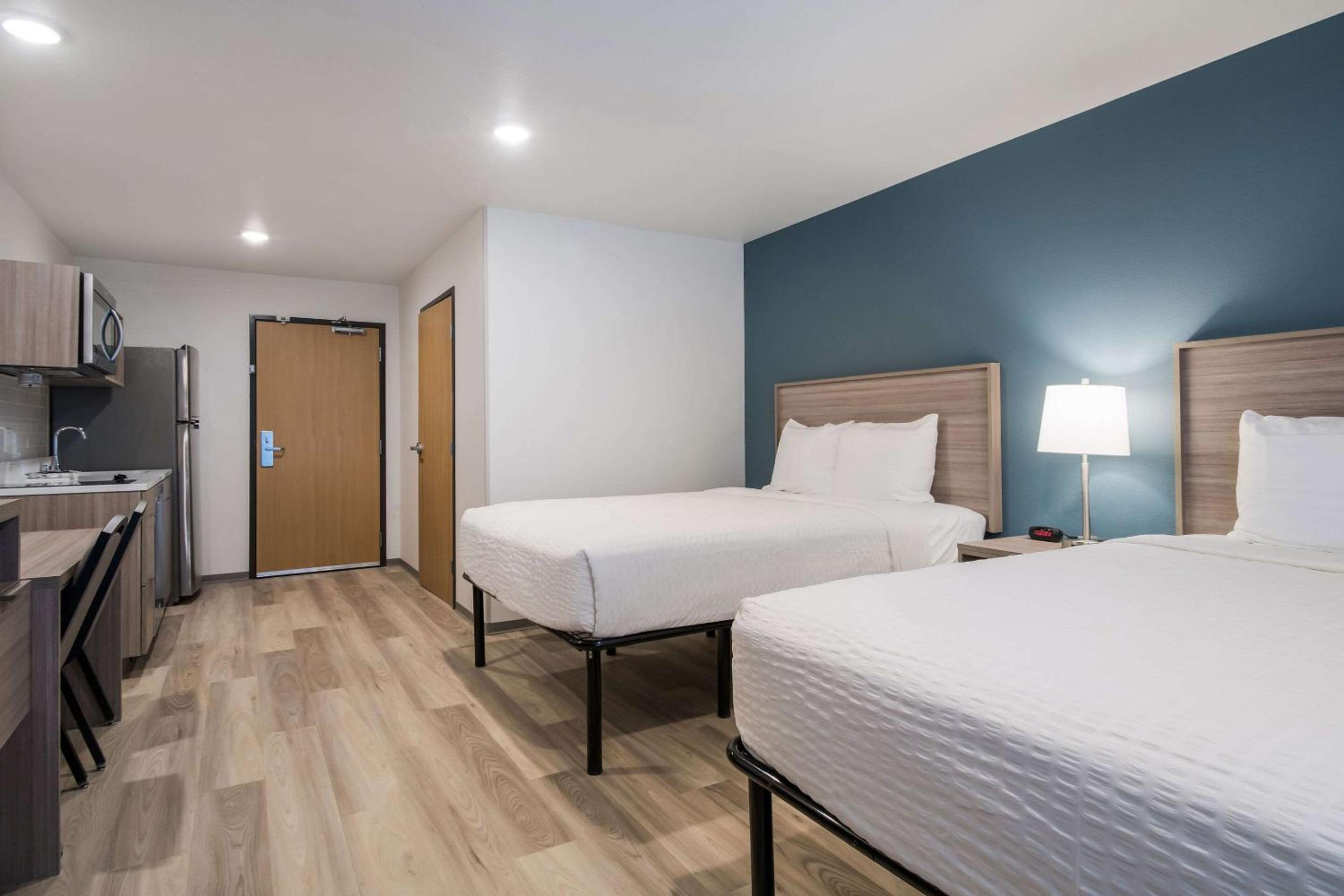 Standard Queen Room with Two Queen Beds - Non Smoking  - Photo 8